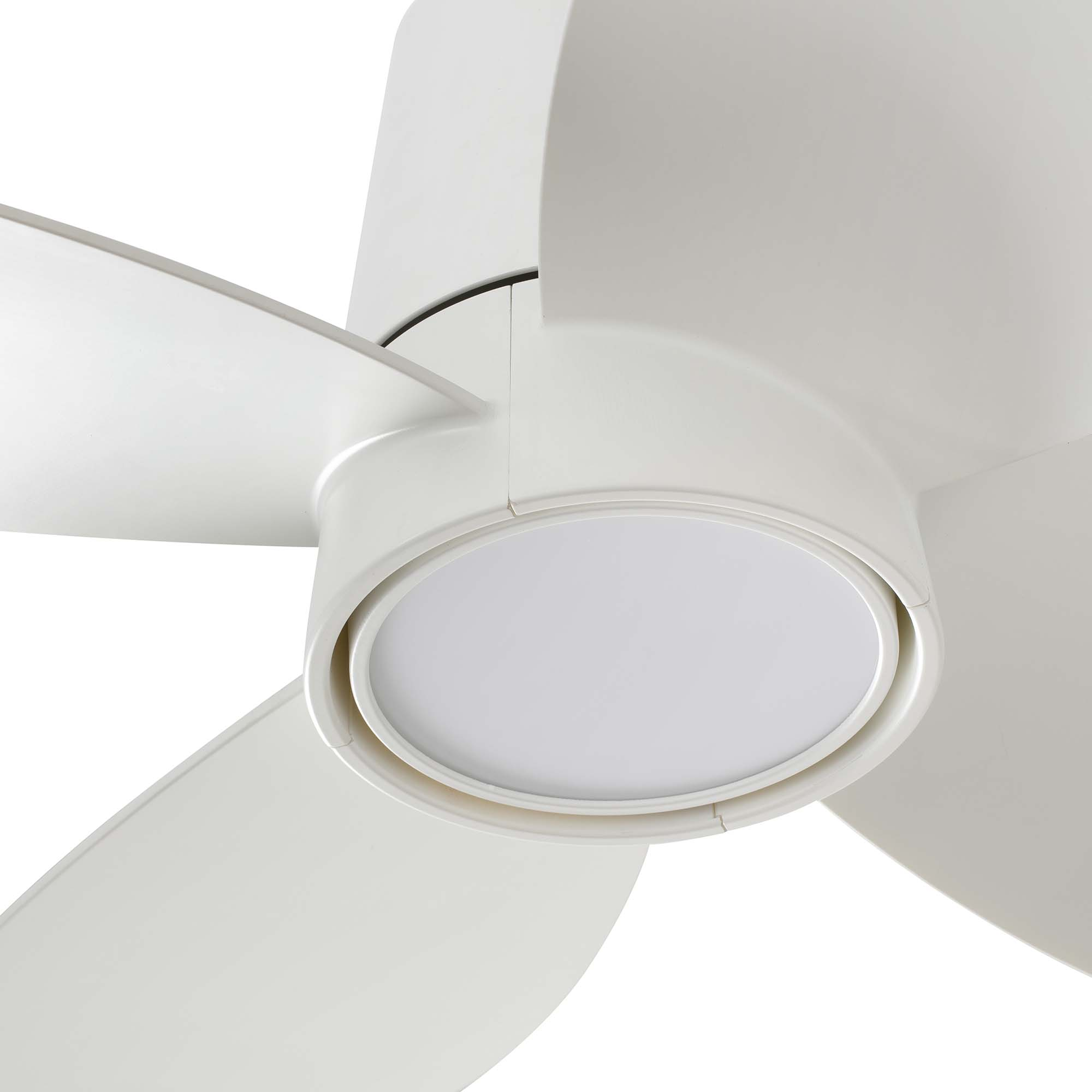 Weißer Deckenventilator mit drei Flügeln und einem zentralen Licht. Der Ventilator vor weißem Hintergrund.