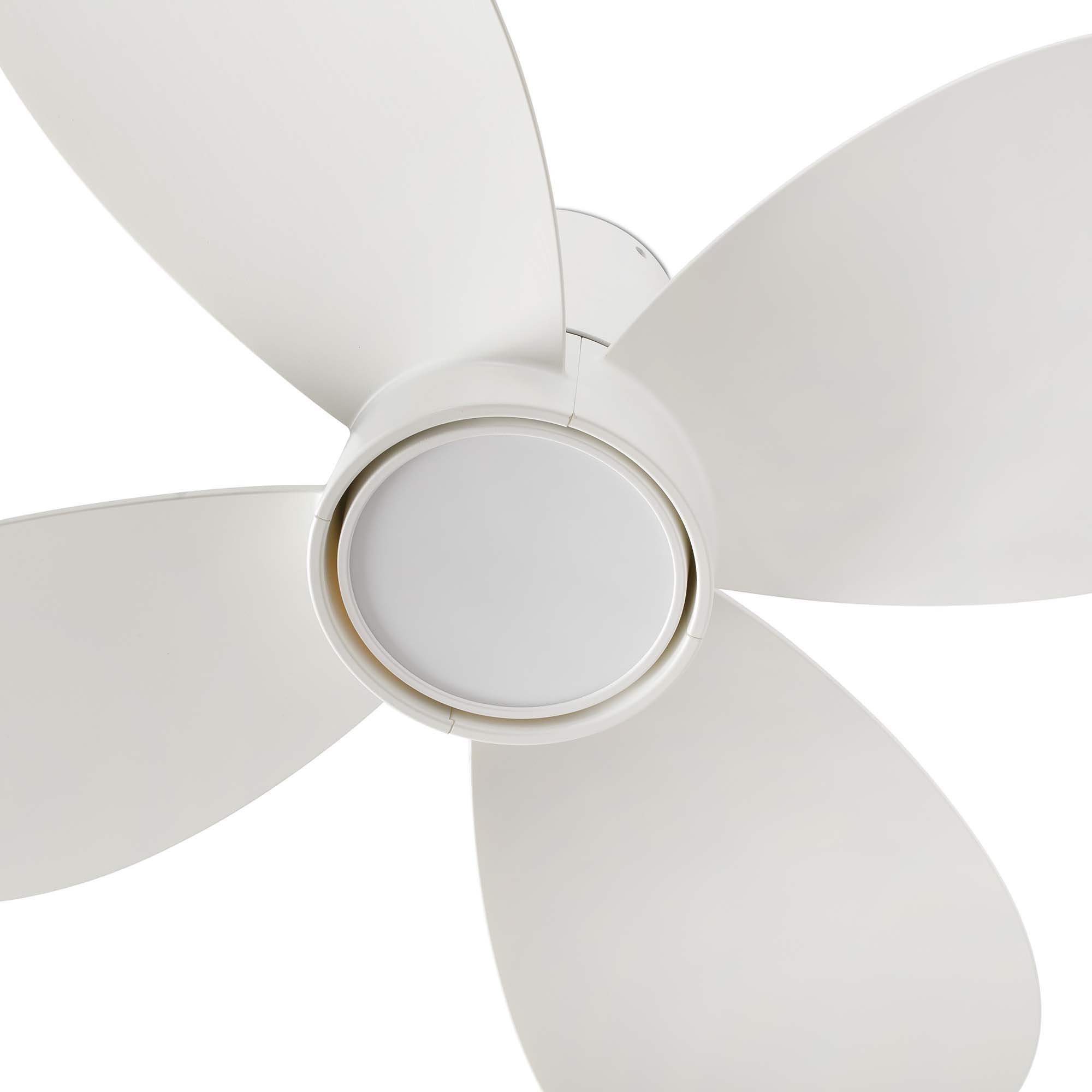 Ein weißer Deckenventilator mit vier Flügeln wird angezeigt. Die Flügel sind gebogen, mit einem zentralen Licht.