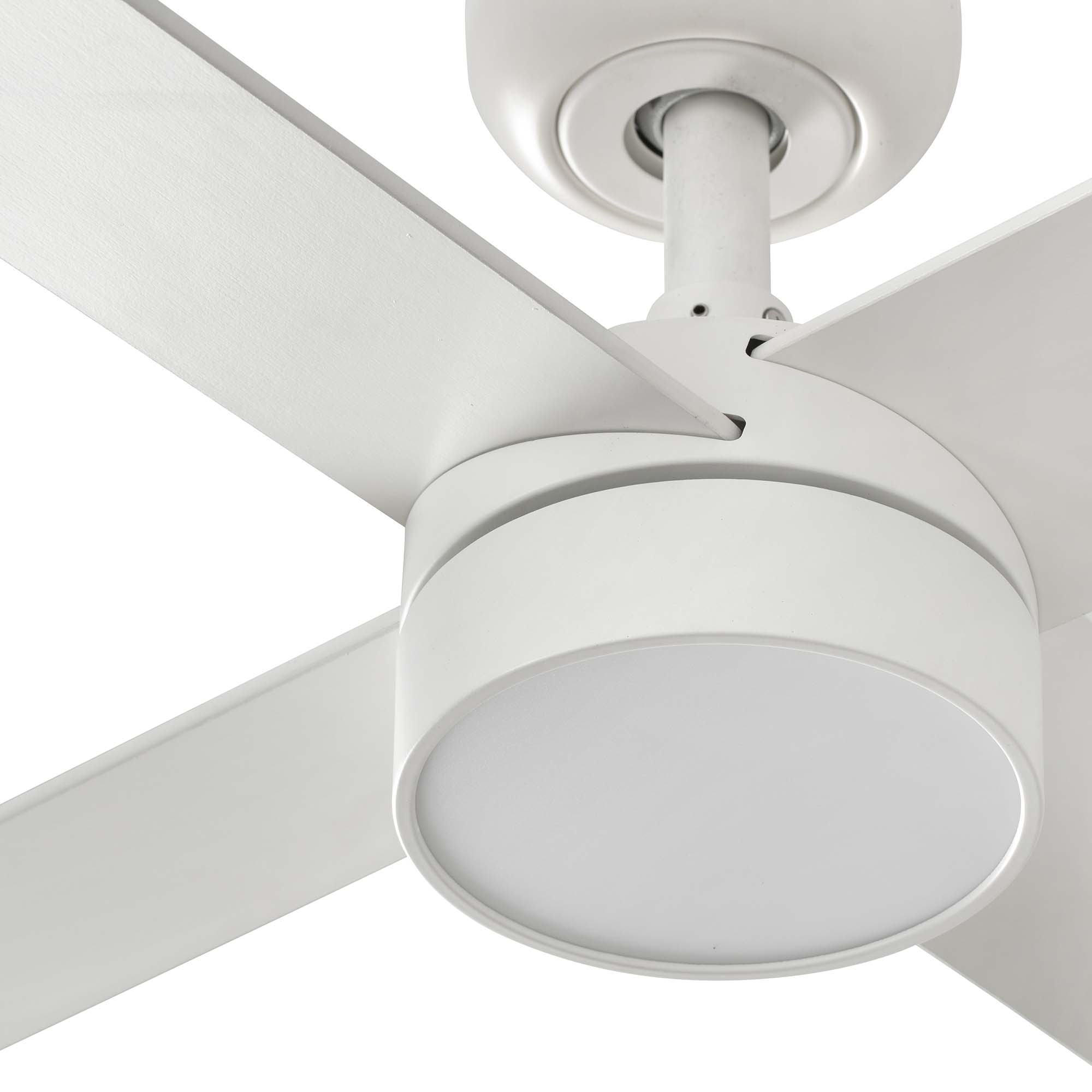Weißer Deckenventilator mit Lichtern. Der Ventilator hat vier Flügel. Die Flügel sind weiß, ebenso wie der Ventilator.