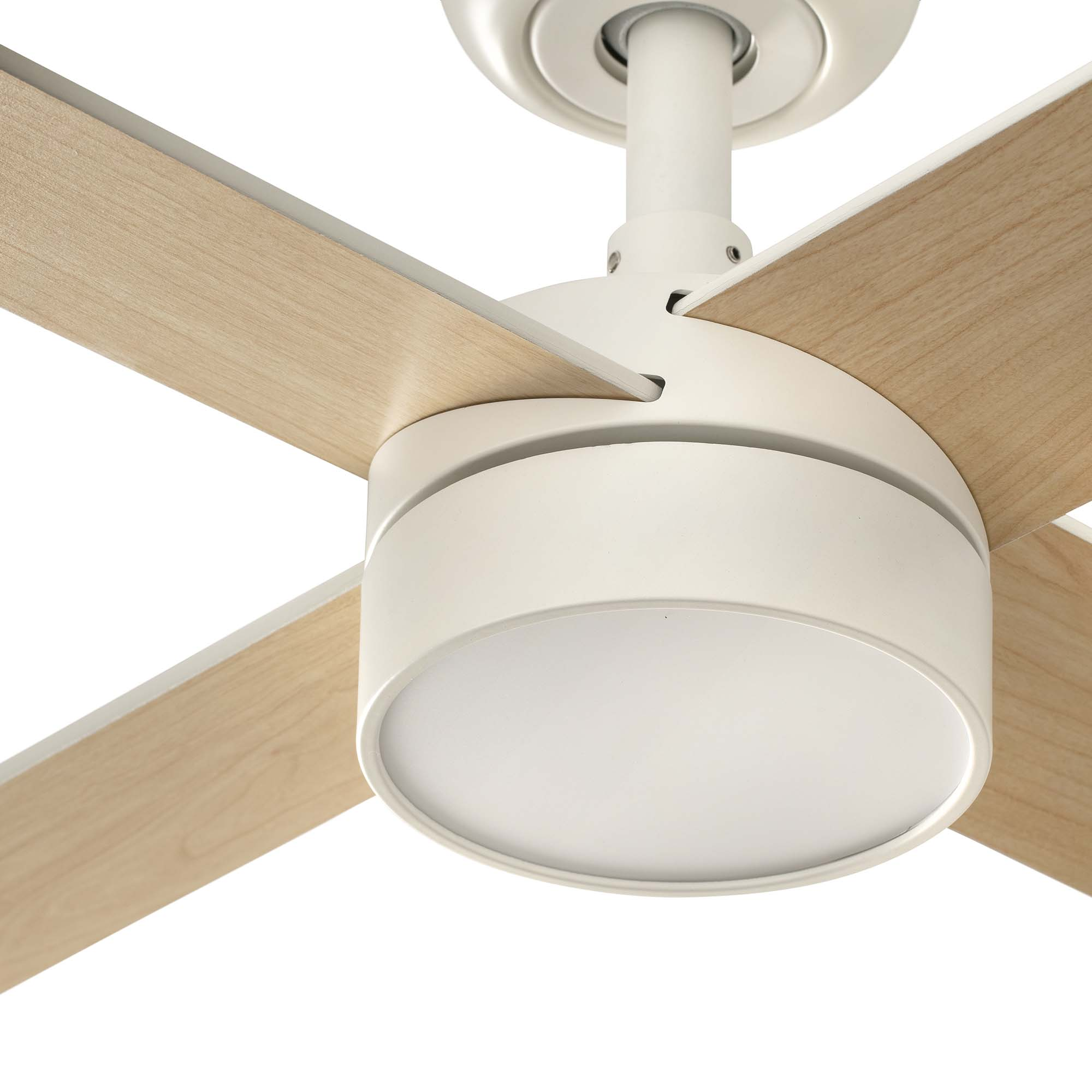 Nahaufnahme eines weißen Deckenventilators mit hellfarbigen Holzflügeln. Der Ventilator hat eine zentrale Leuchte.