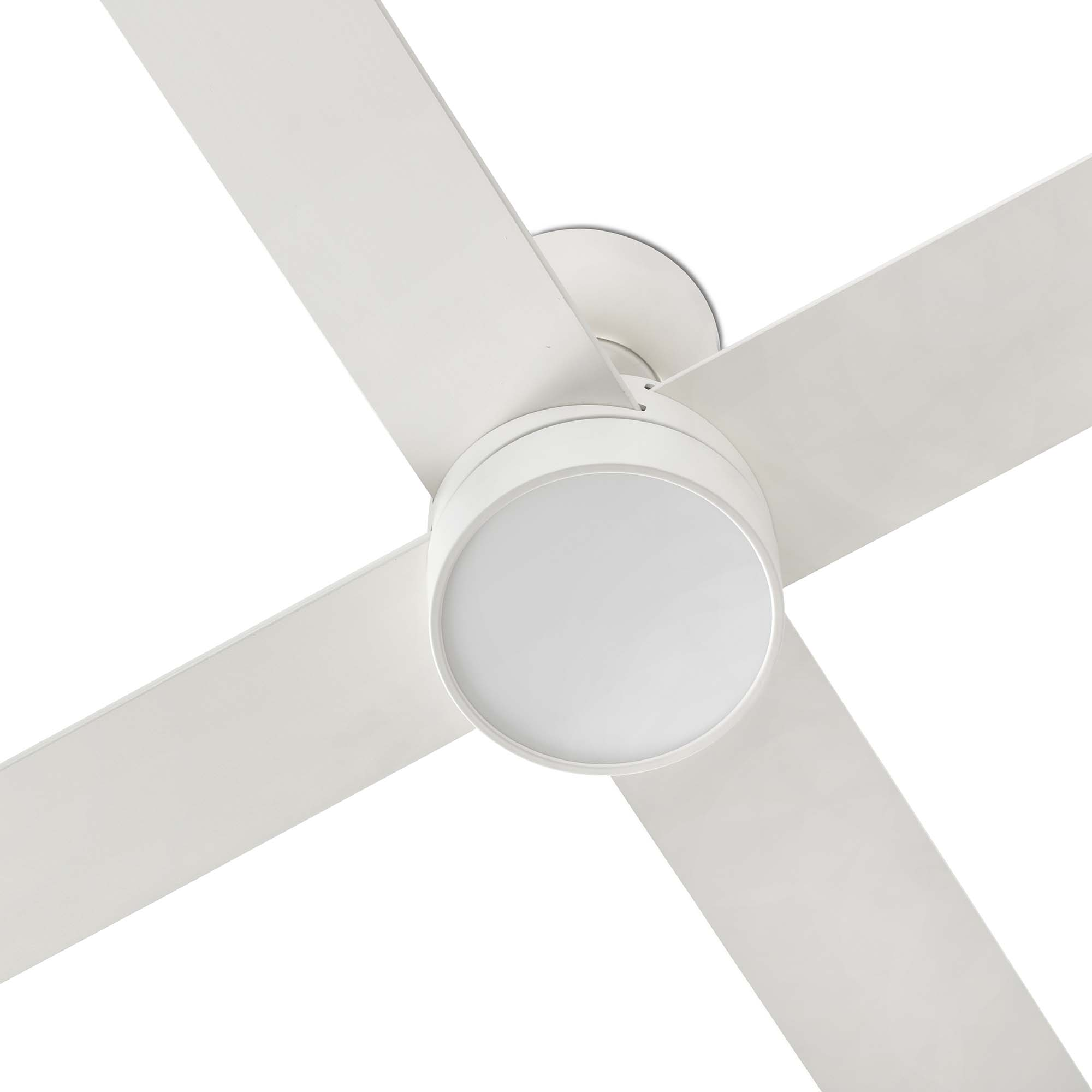 Weißer Deckenventilator mit drei Flügeln und einer kreisförmigen Leuchte in der Mitte.