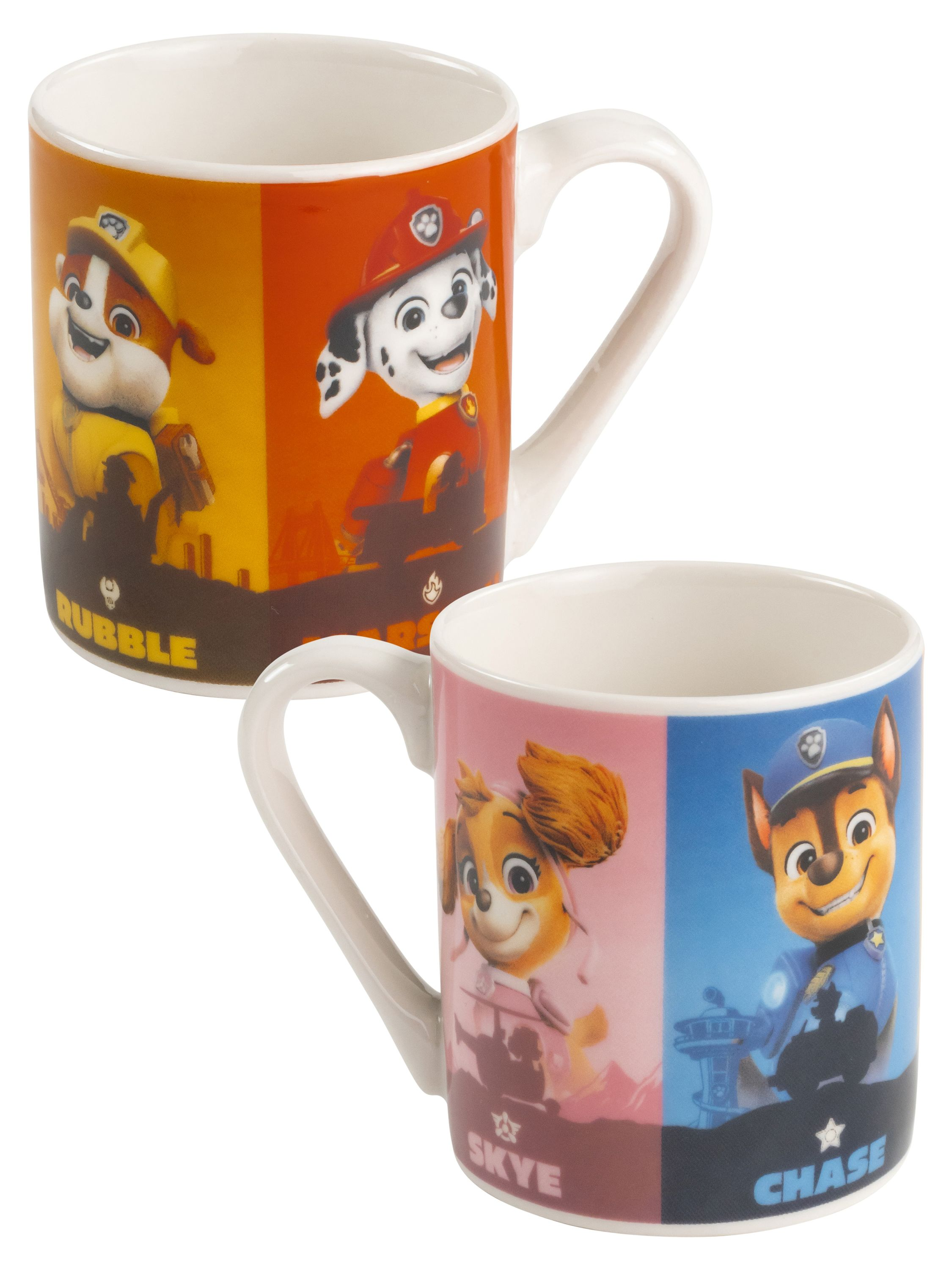 Zwei Paw Patrol-Tassen. Eine hat Rubble, die andere Skye. Beide Tassen sind auf orangefarbenem Hintergrund.