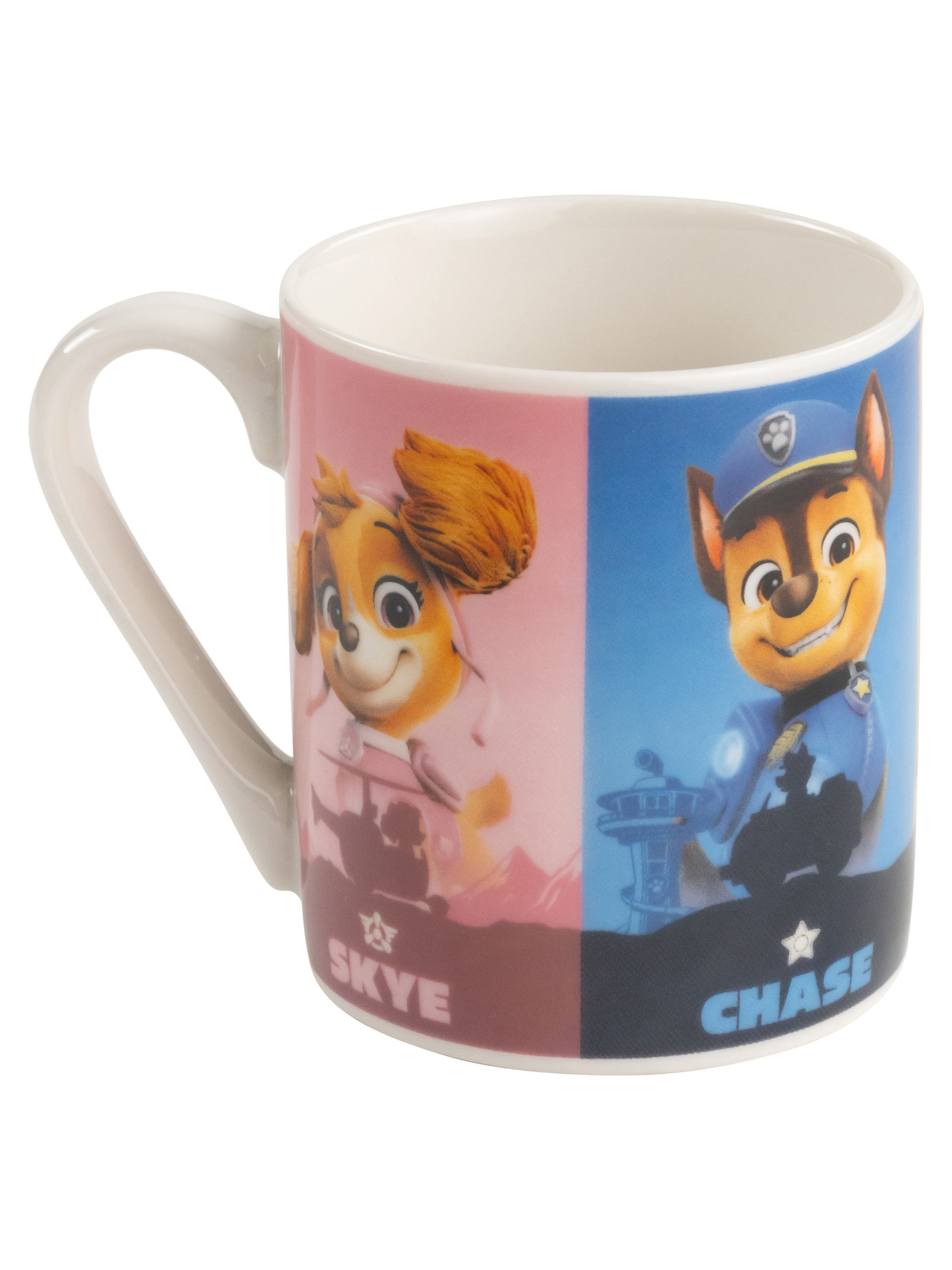 Eine Tasse mit den Paw Patrol-Charakteren Skye und Chase. Der Hintergrund ist weiß.