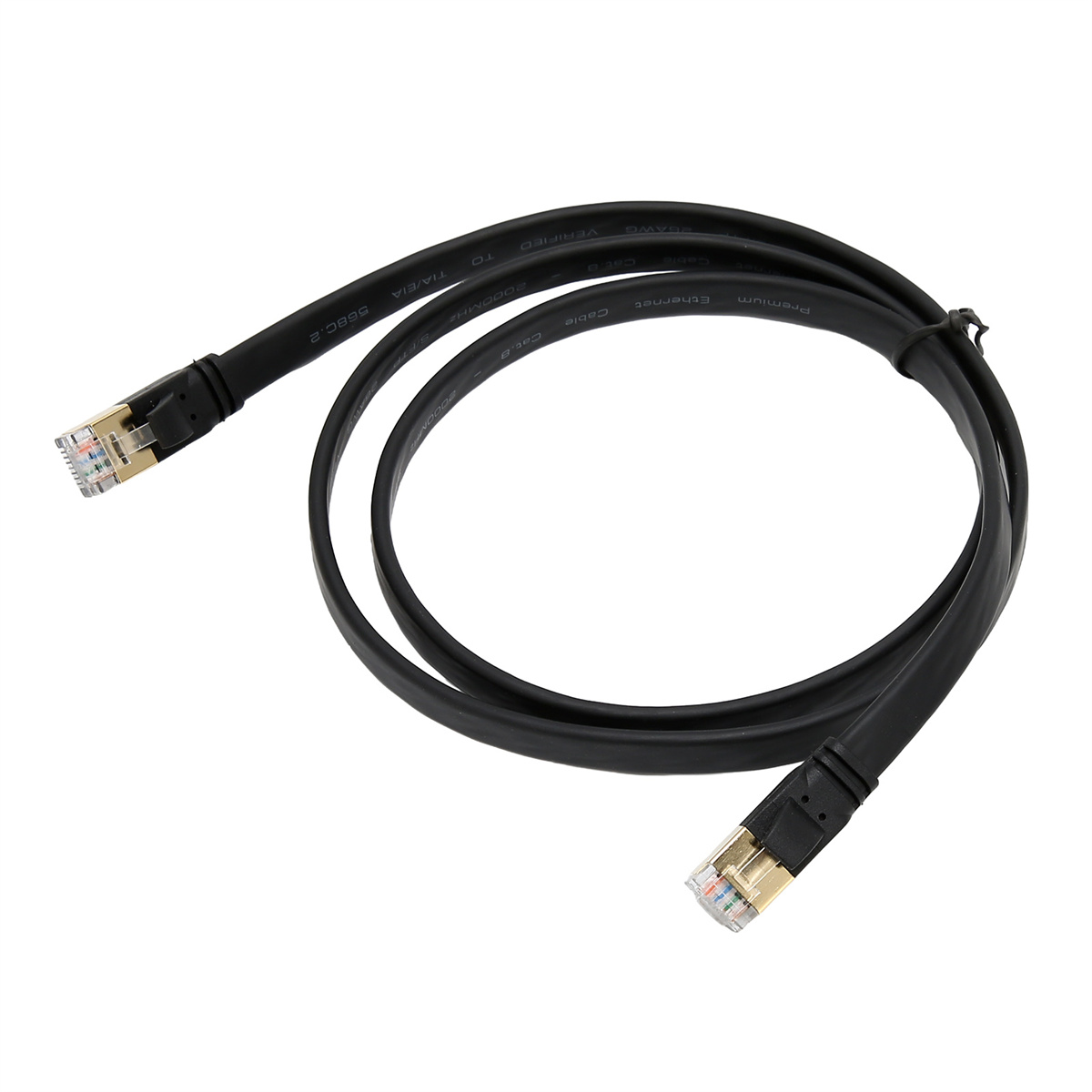 Schwarzes Ethernet-Kabel mit goldfarbenen Steckern an jedem Ende. Kabel ist auf weißem Hintergrund geschlungen.