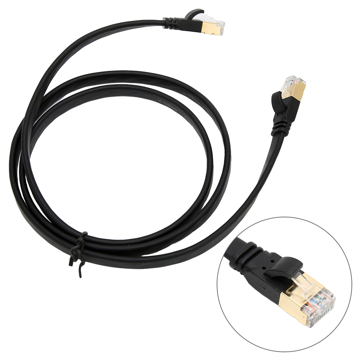 Schwarzes Ethernet-Kabel mit Steckern an beiden Enden, Nahaufnahme eines Steckers.