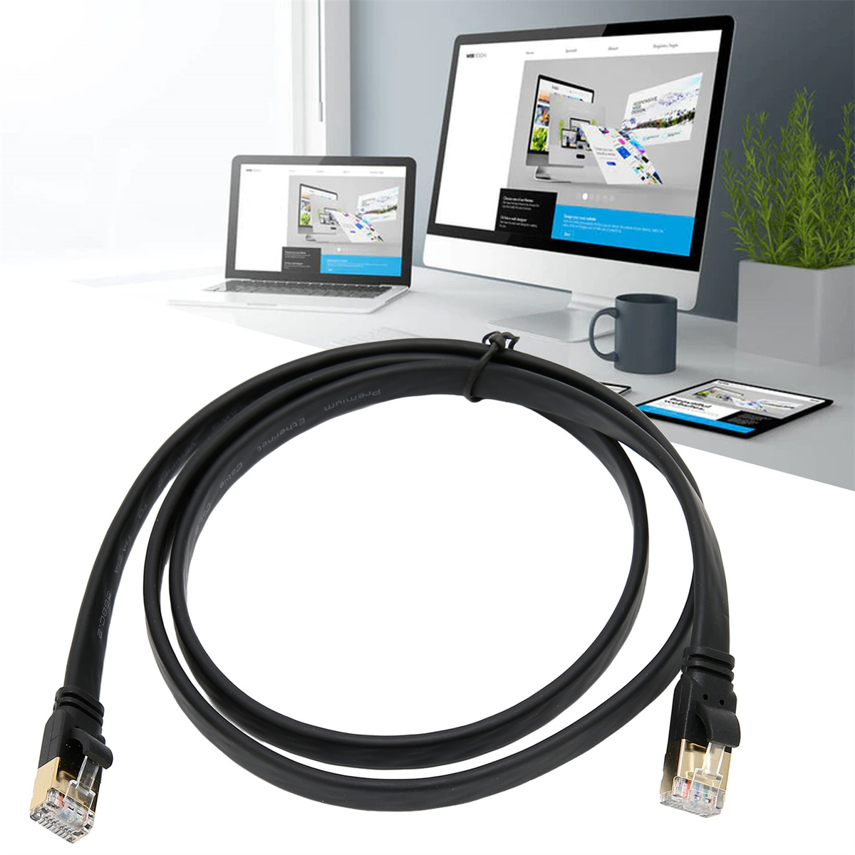 Ein schwarzes Netzwerkkabel mit Steckern und Computerausrüstung im Hintergrund, auf weißem Untergrund.