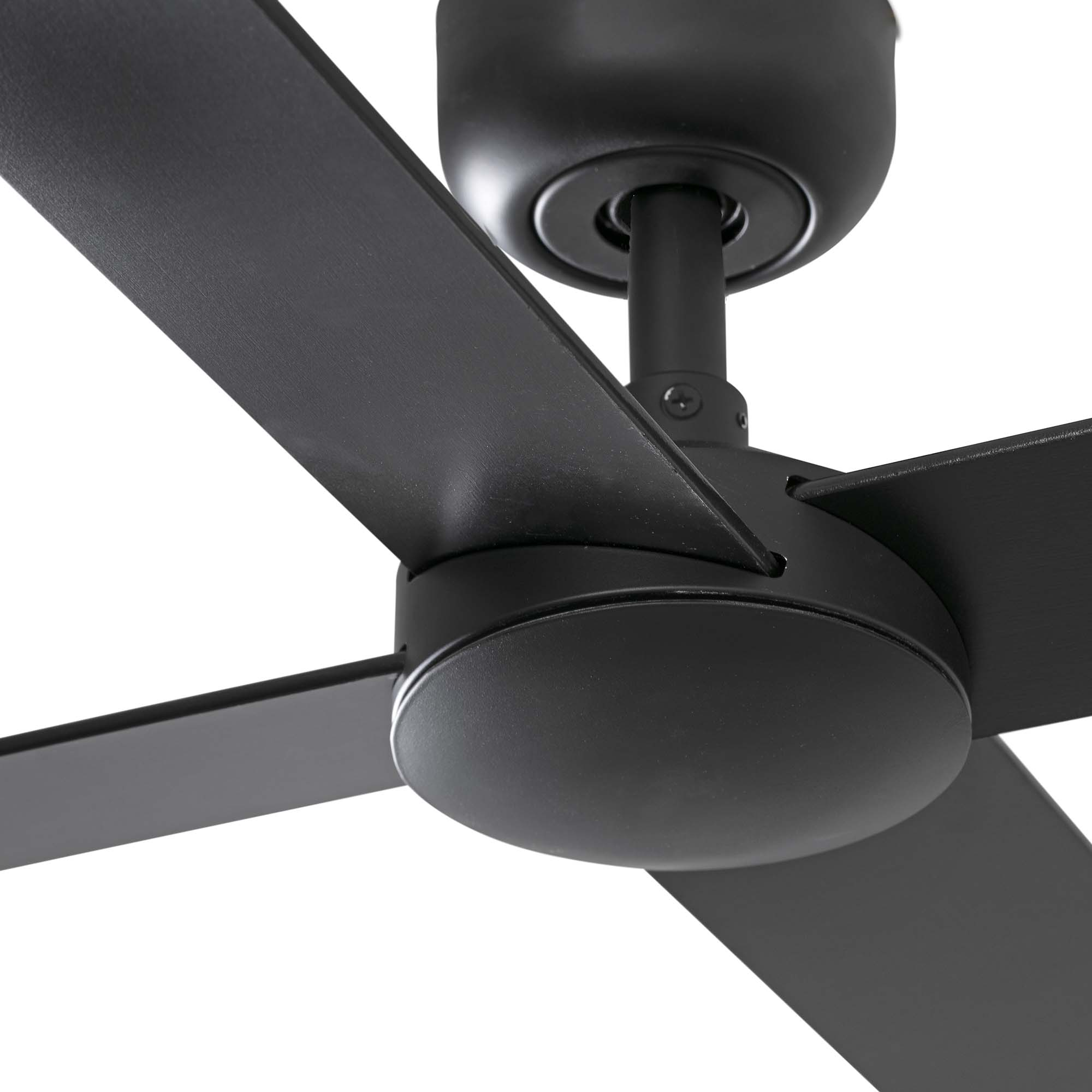 Nahaufnahme eines schwarzen Deckenventilators mit vier Flügeln. Der Ventilator ist an einer weißen Decke montiert.