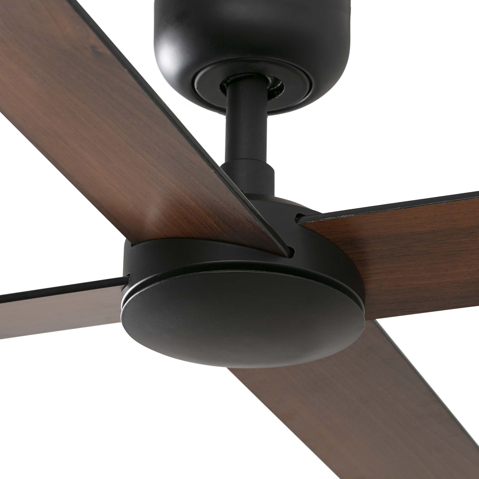 Deckenventilator mit vier dunklen Holz-Blättern und einem schwarzen Motorgehäuse.