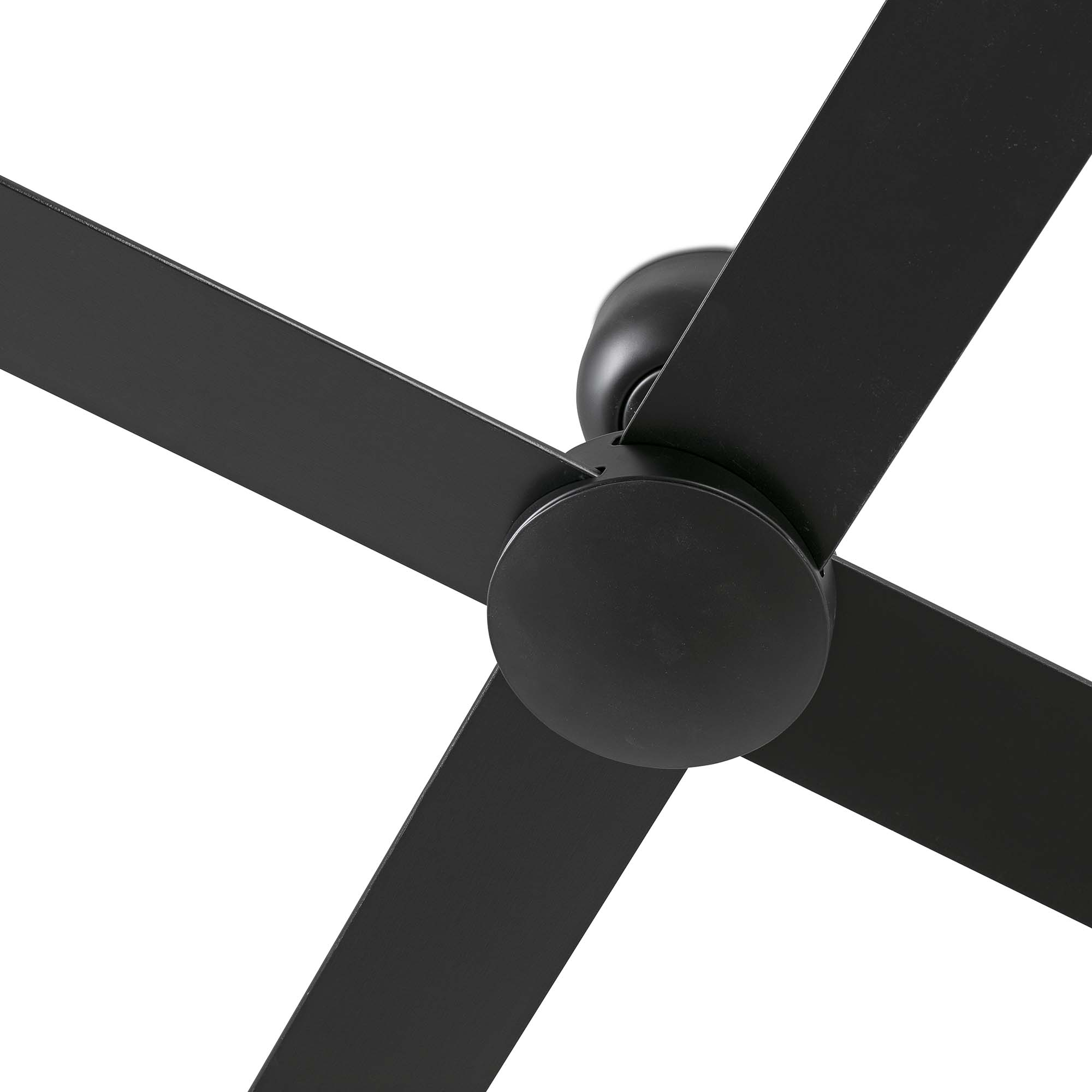 Schwarzer Deckenventilator mit vier Flügeln vor weißem Hintergrund.