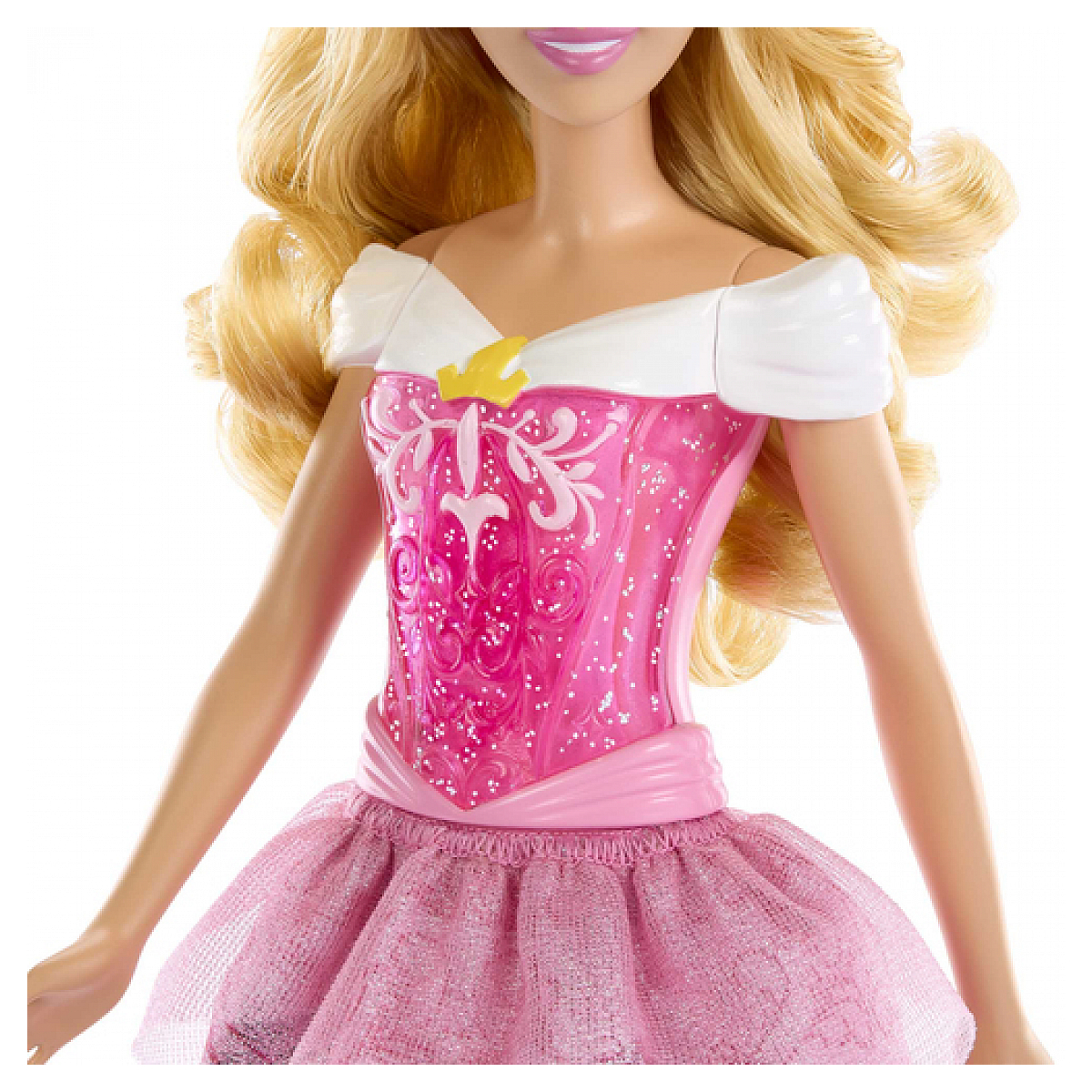 Een Barbiepop met een roze jurk, witte kraag en blond haar.
