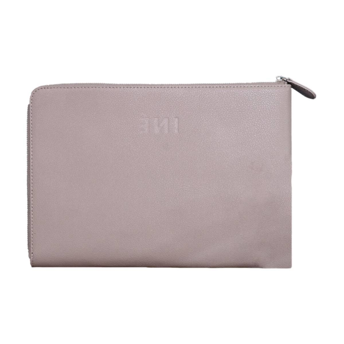 Eine flache, rechteckige, hellviolette Leder-Clutch mit Reißverschluss. Das Wort „IMI“ ist auf der Vorderseite geprägt.