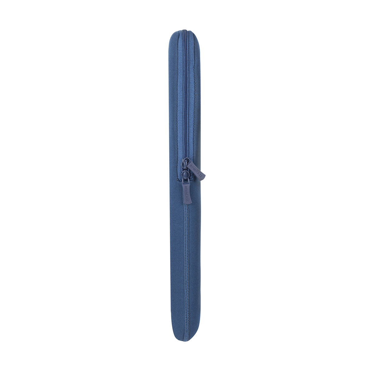 Eine blaue Laptoptasche mit Reißverschluss, die auf einer weißen Oberfläche liegt, von der Seite gesehen.