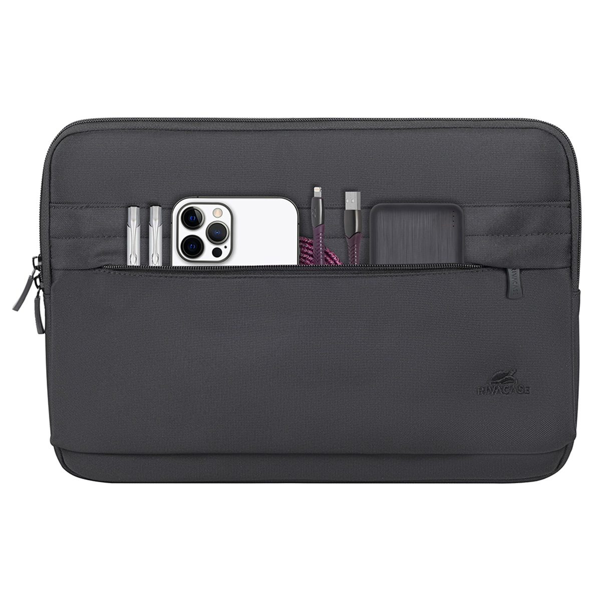 Una custodia grigio scuro con telefono, cavi e power bank.