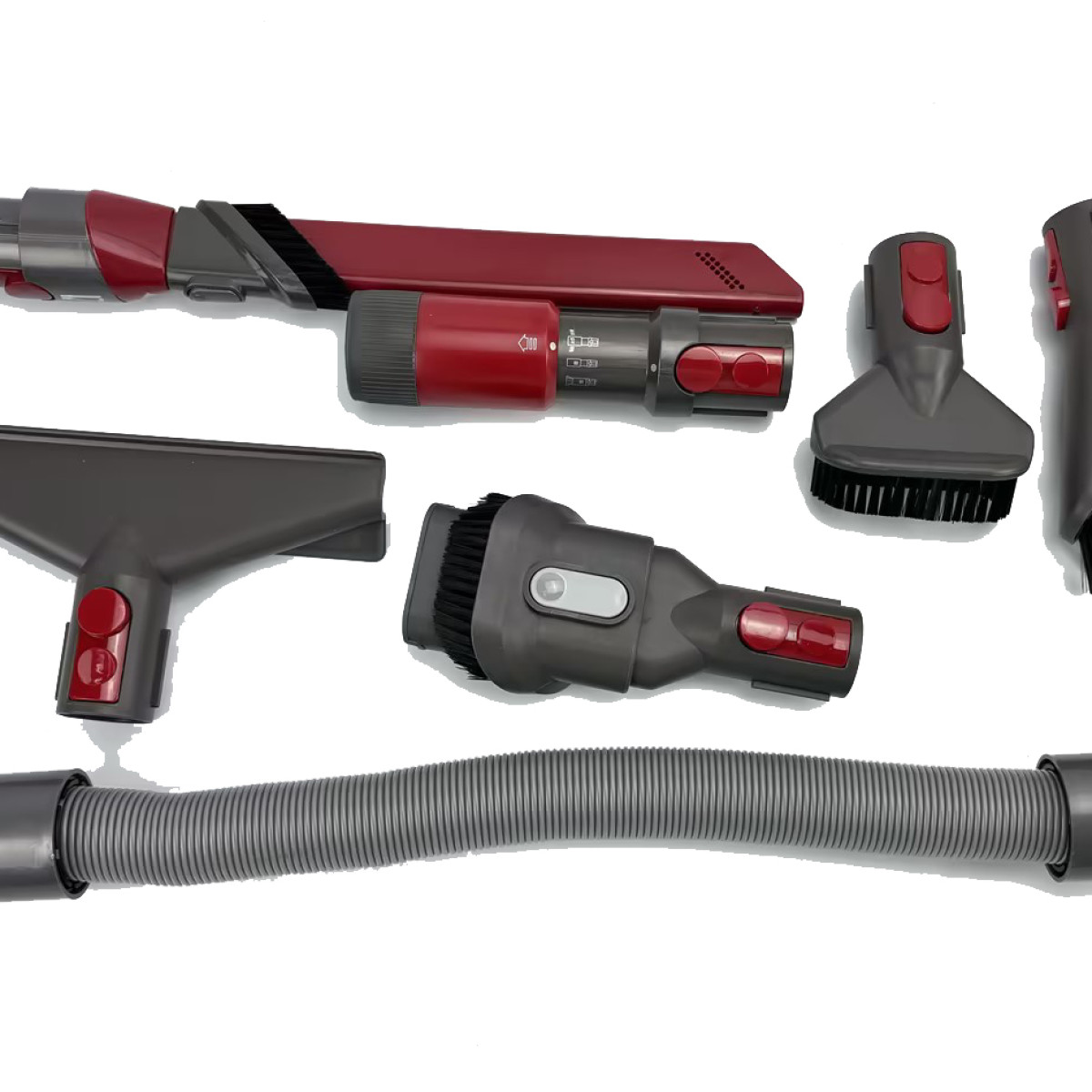 Akcesoria do odkurzacza: wiele głowic i elastyczny wąż, wszystko w odcieniach szarości i czerwieni.