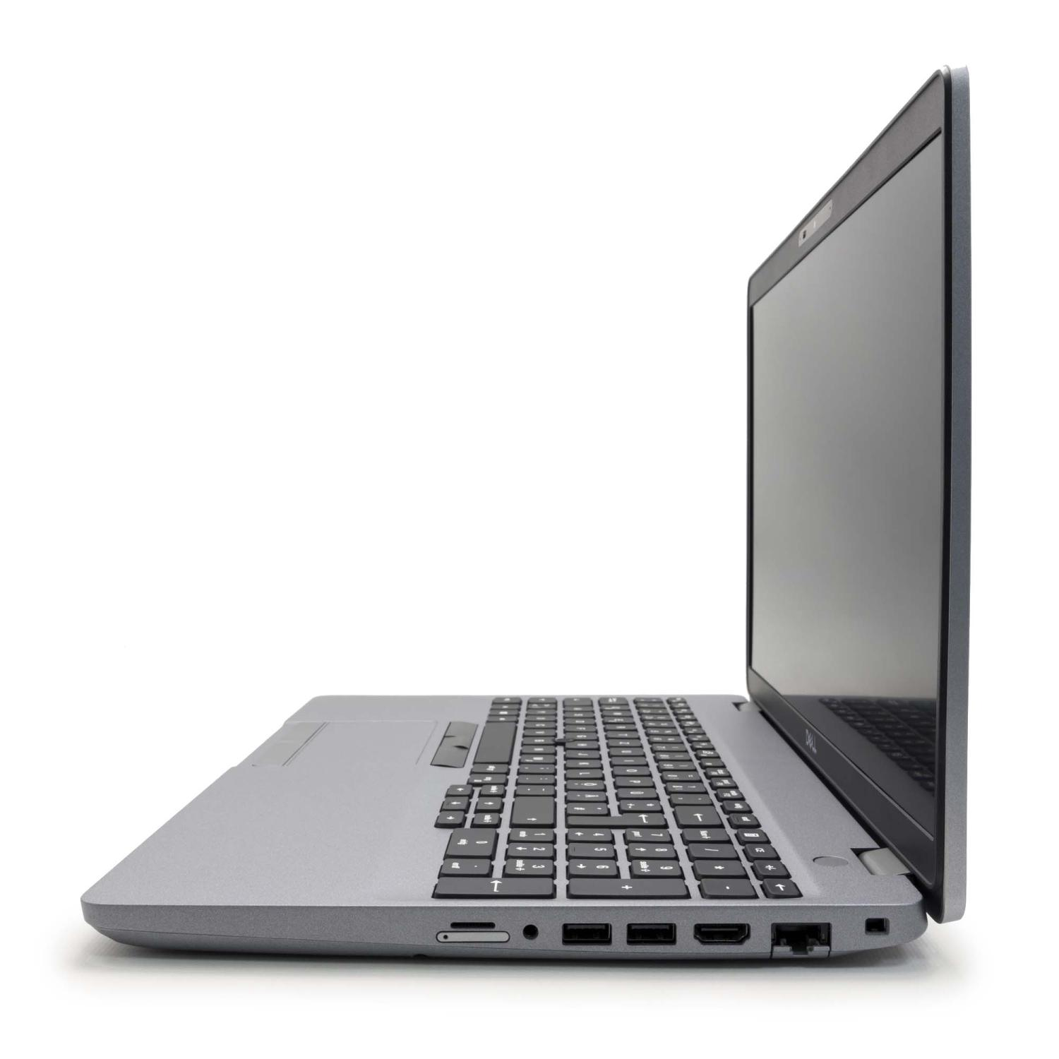 Ein silberner Laptop im Profil, geöffnet und angewinkelt. Zeigt Tastatur, Bildschirm und Anschlüsse auf weißem Hintergrund.