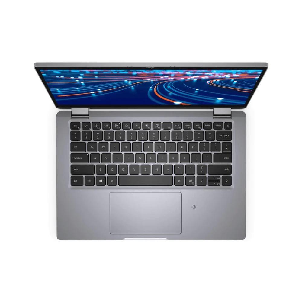Laptop auf weißem Hintergrund. Der Bildschirm ist geöffnet und zeigt Daten. Die Tasten sind sichtbar.