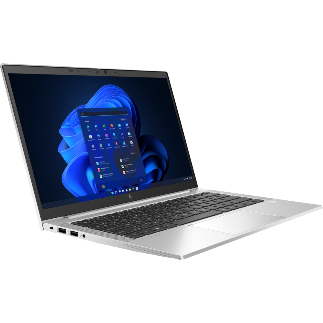 Silberner Laptop, geöffnet auf einer weißen Oberfläche. Der Bildschirm zeigt eine Benutzeroberfläche.