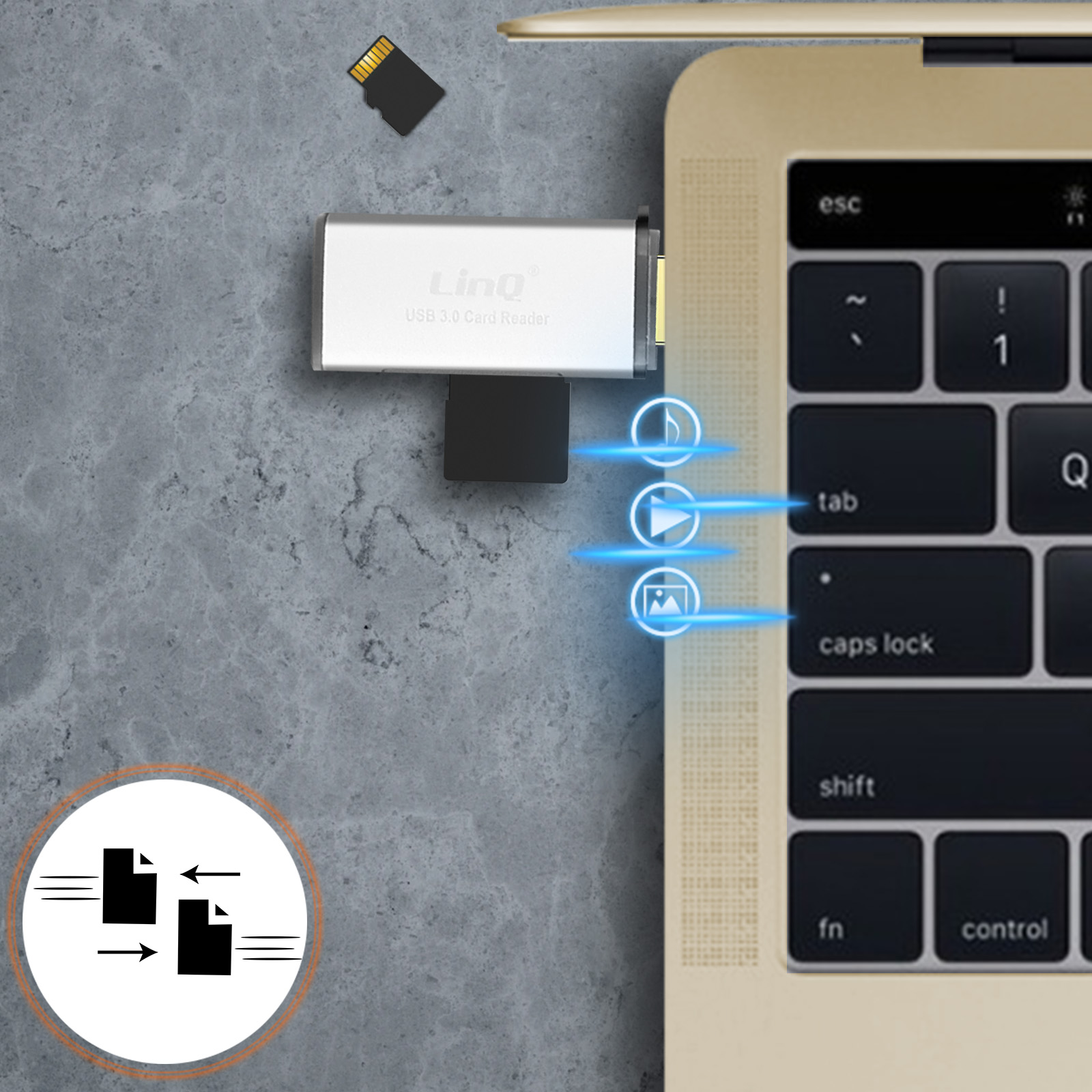 Lettore di schede USB 3.0 argentato accanto a un laptop. Scheda microSD vicina.