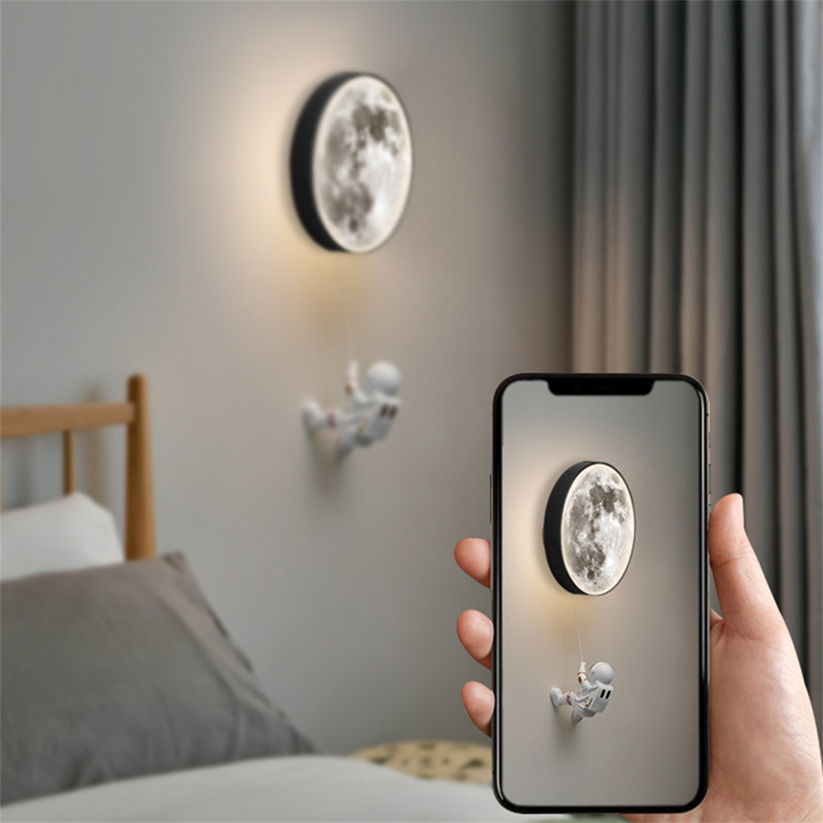 Eine an der Wand montierte Mondlampe und eine Astronautenfigur. Eine Hand hält ein Telefon, das dieselbe Lampe und Figur zeigt.