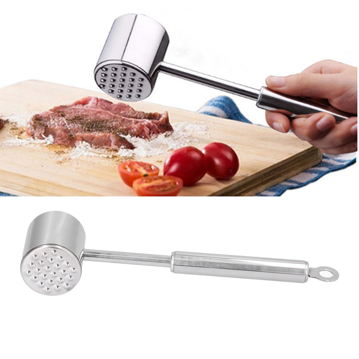 Ein Fleischklopfer und eine Hand, die ihn hält. Tomaten und Fleisch auf einem Holzschneidebrett. Weißer Hintergrund.