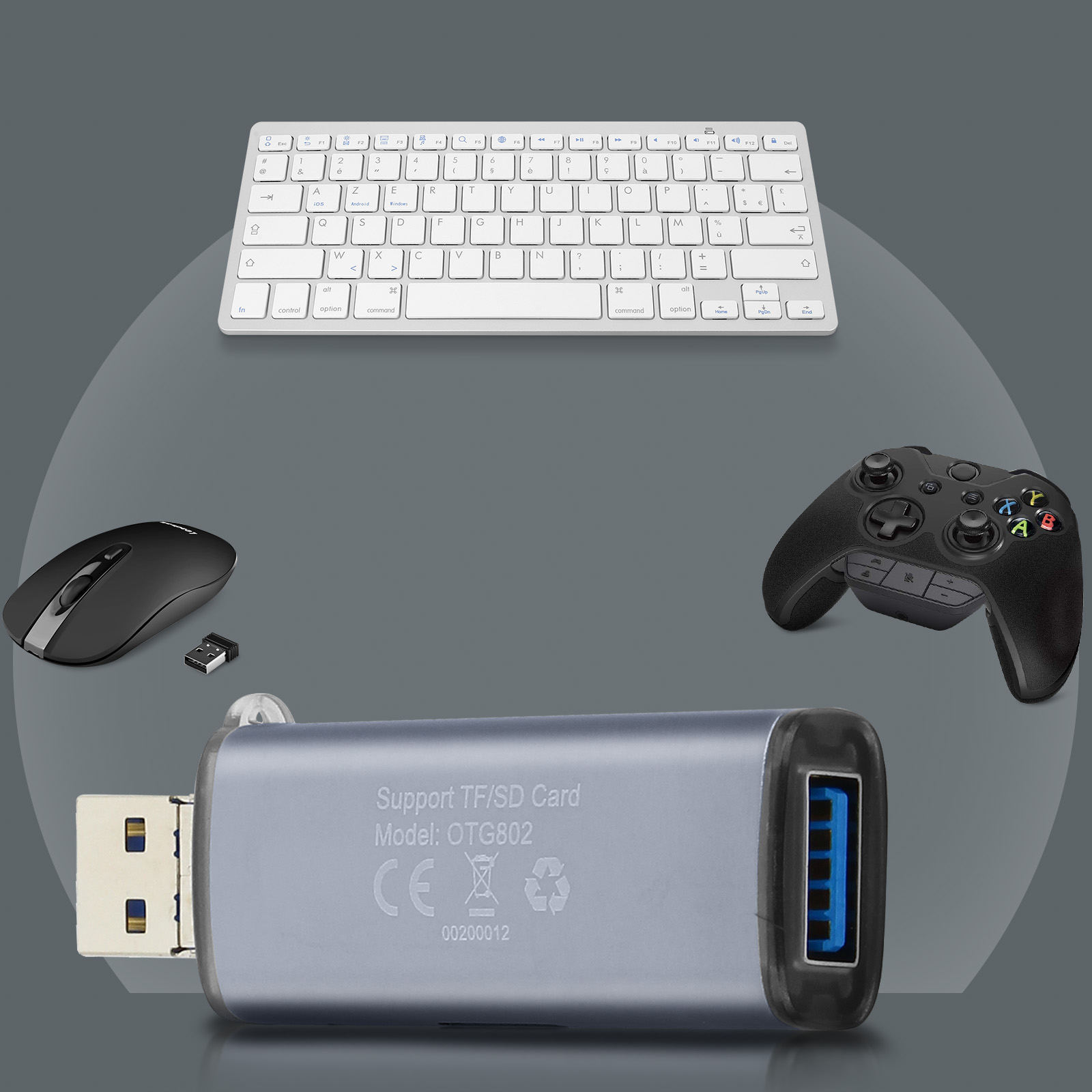 Tastiera, mouse, adattatore USB e controller di gioco su sfondo grigio. Sono accessori tecnologici.