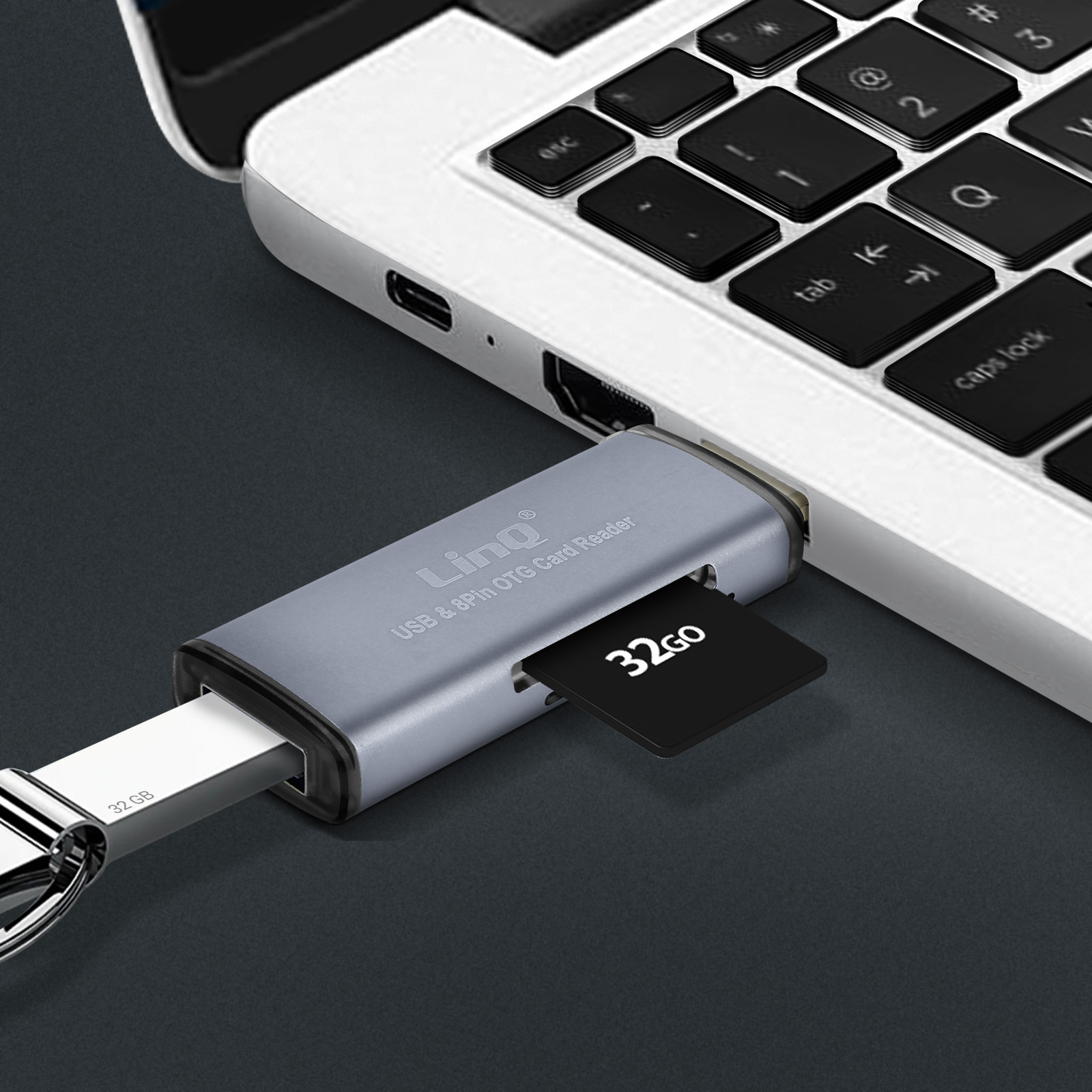 Un lettore di schede USB e SD collegato a un laptop. Il lettore è argentato.