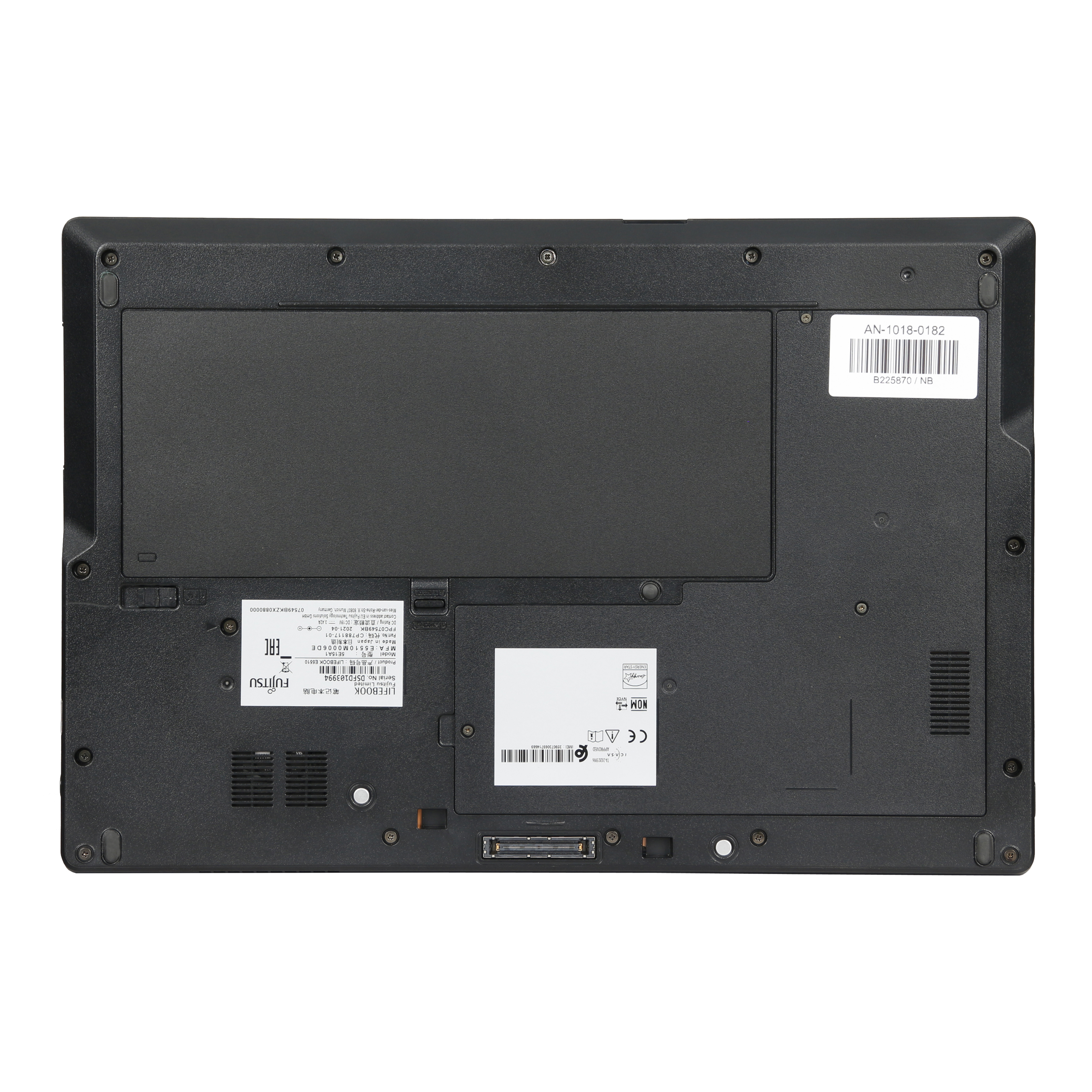 Parte trasera de una laptop negra con etiquetas, ventilaciones, compartimento de batería y algunas pegatinas.