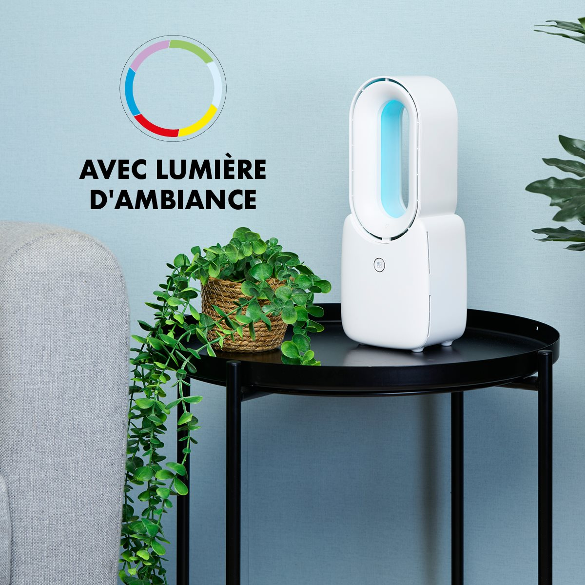Purificateur d'air blanc avec lumière bleue, petite plante et table noire. Texte : Lumière ambiante.