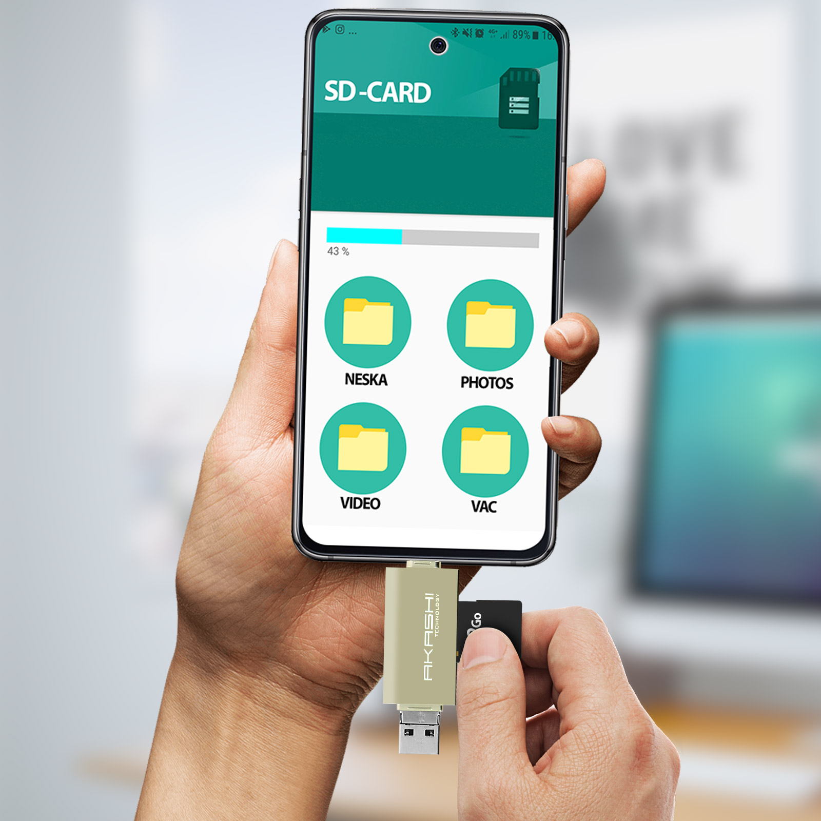 Una persona che tiene un telefono che mostra le informazioni SD-CARD. Un'unità USB e una scheda SD sono collegate.