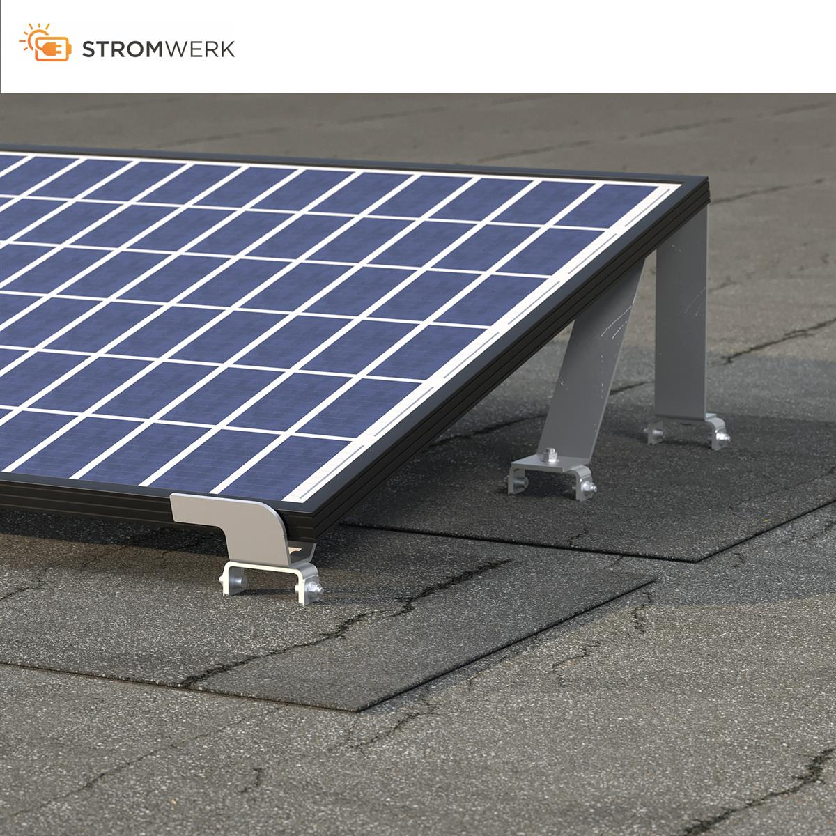 Solarpanel auf einem Dach mit Halterungen. Das Logo 'STROMWERK' oben links.