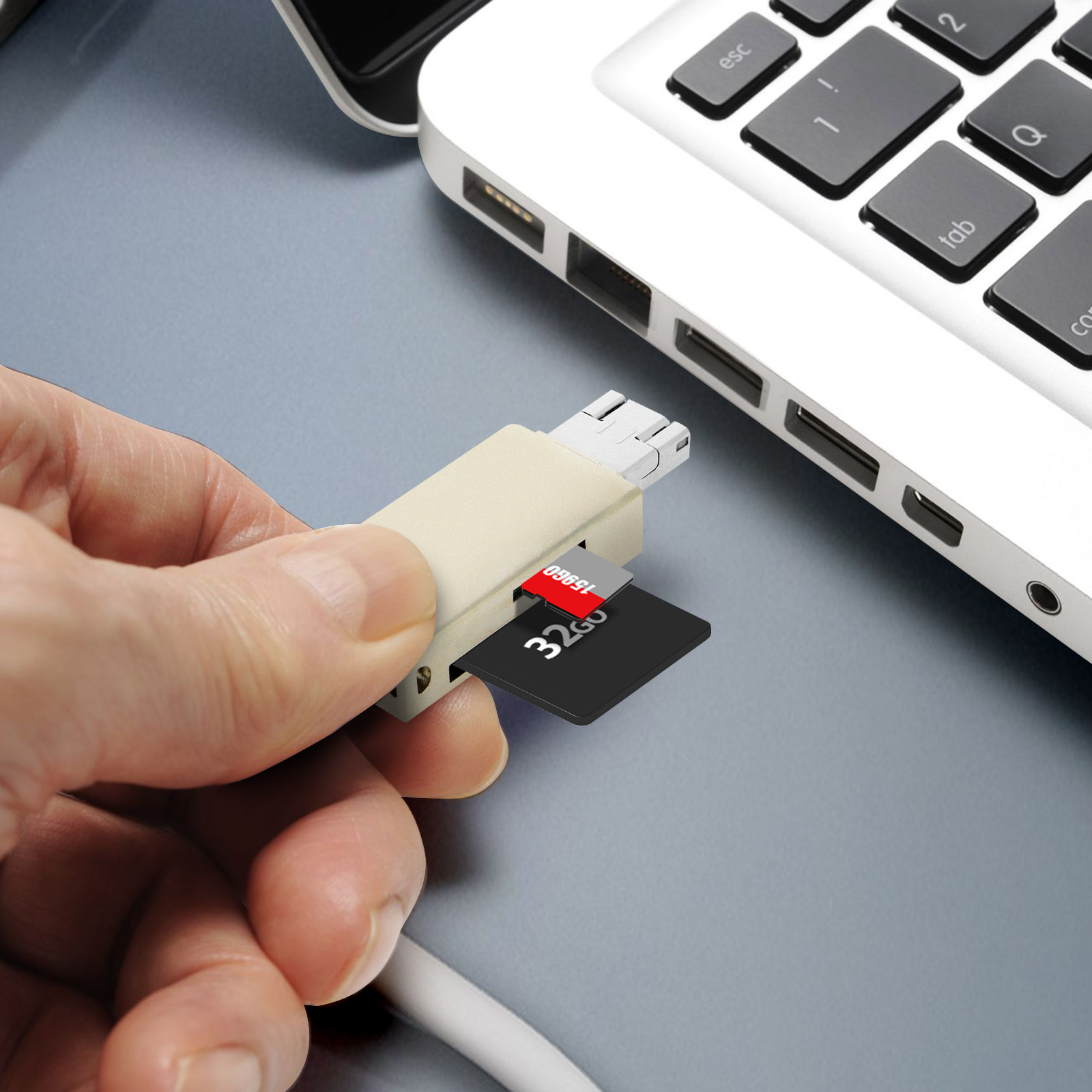 Persona che inserisce una scheda SD in un adattatore USB.