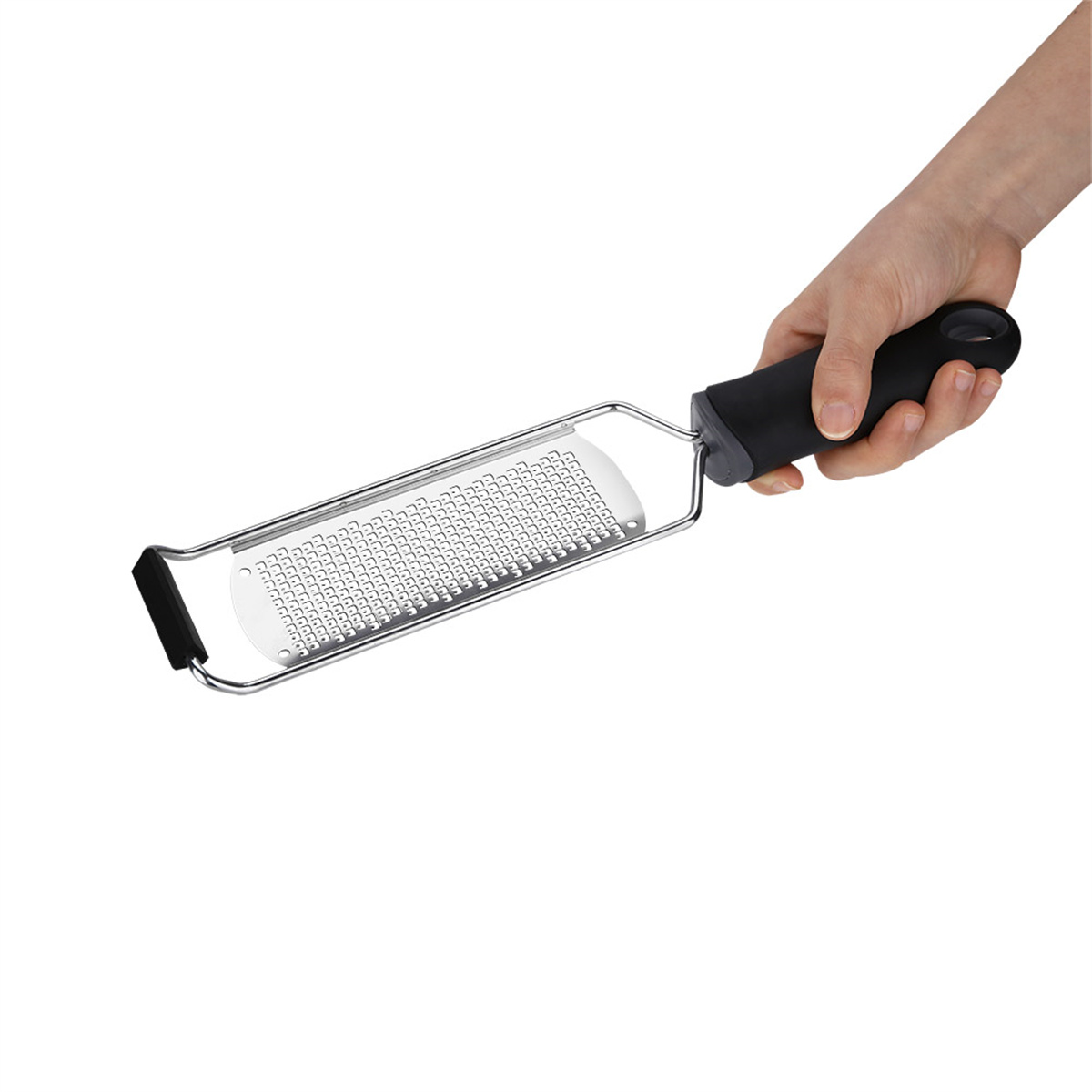 Eine Hand, die eine Reibe hält. Die Reibe ist silber und schwarz, auf weißem Hintergrund.