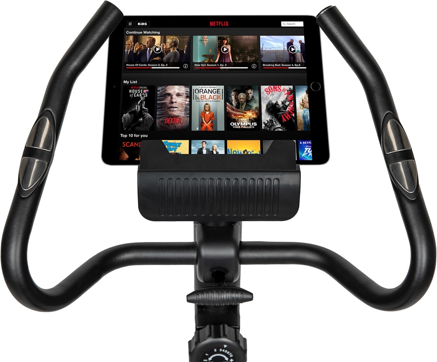 Heimtrainer mit Tablet. Netflix wird auf dem Tablet-Bildschirm angezeigt. Lenker und Konsole sind sichtbar.