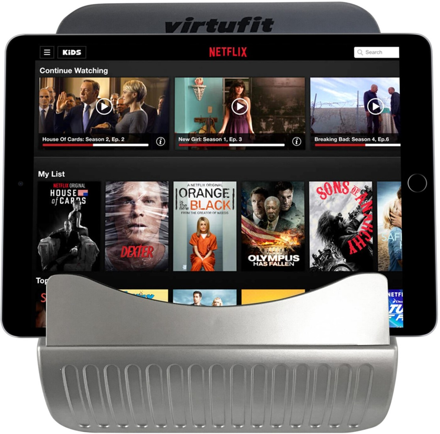 Tablet mit Netflix-Anzeige. Es befindet sich in einem Halter an einem Trainingsgerät.
