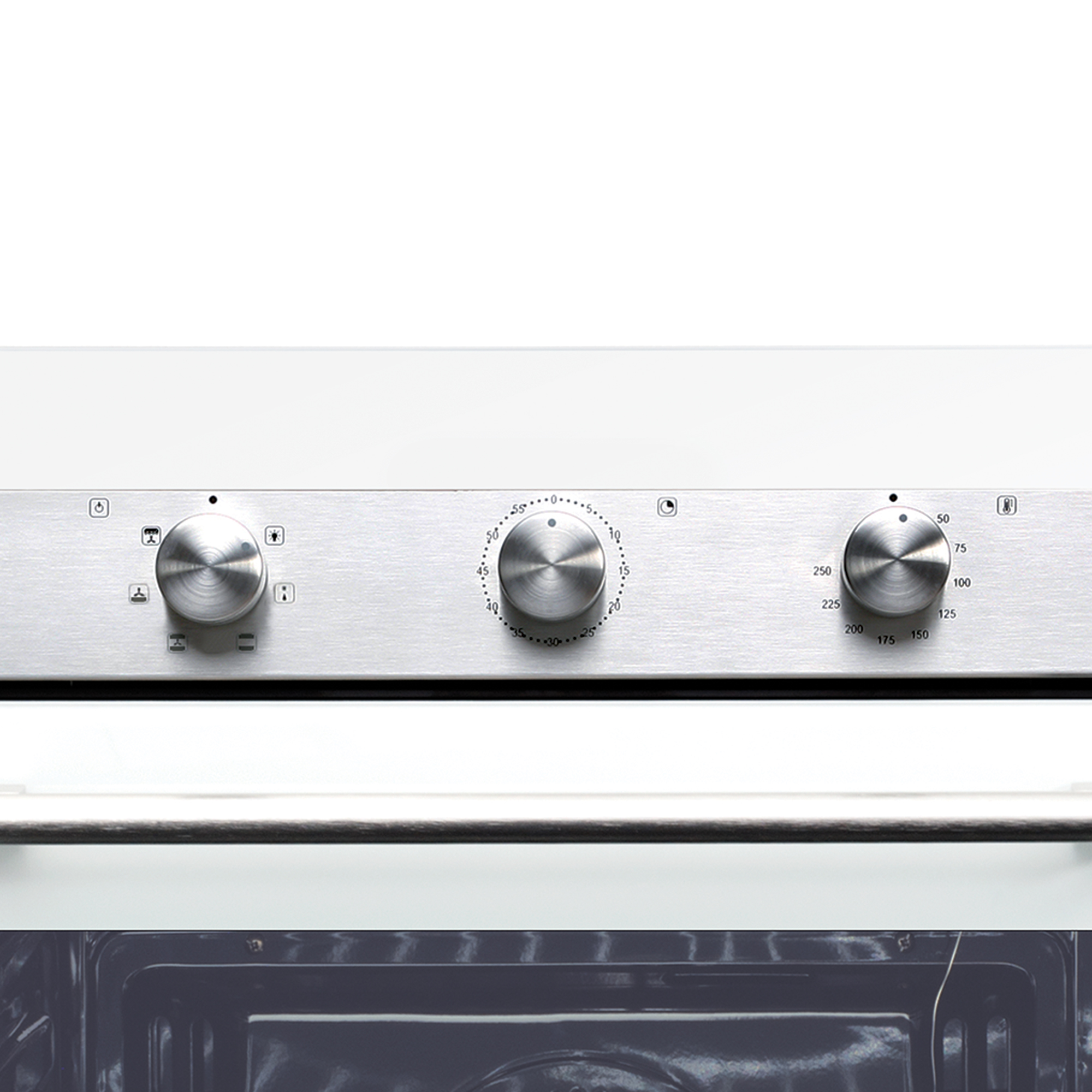 Panel de control del horno. Tres perillas plateadas. Contiene indicadores y números. Fondo blanco.