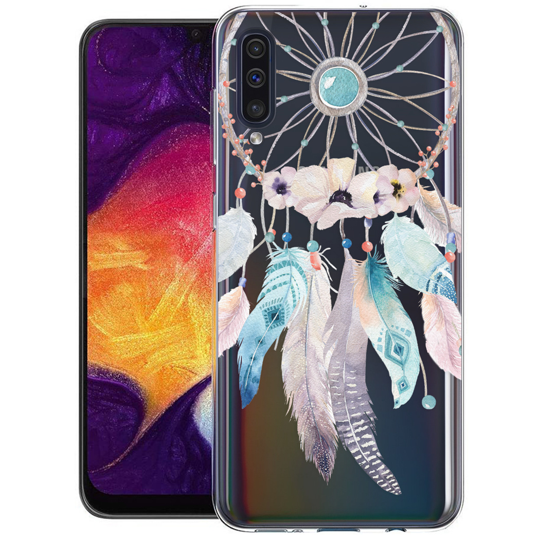 Téléphone dans une coque attrape-rêves avec plumes et fleurs sur un fond coloré.