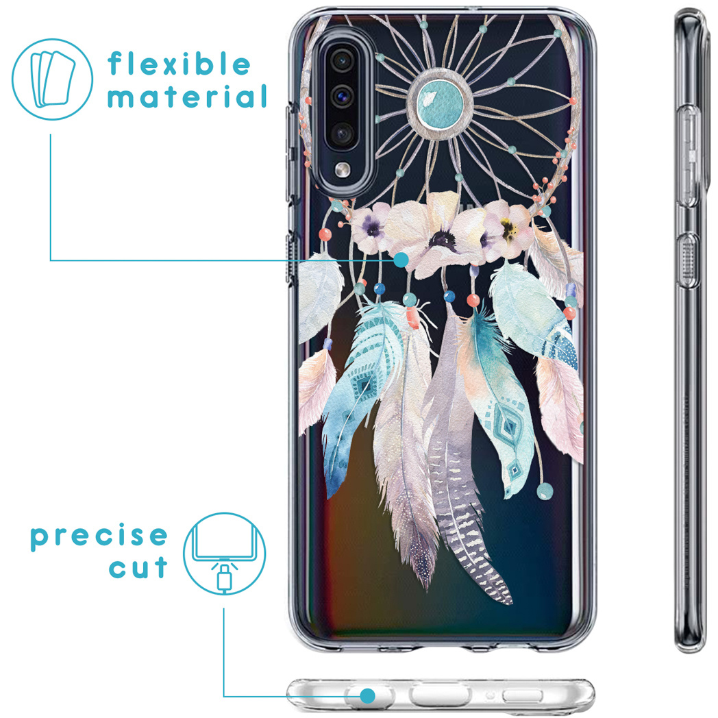 Coque de téléphone transparente avec un motif attrape-rêves. Plumes et une gemme bleue sont visibles.
