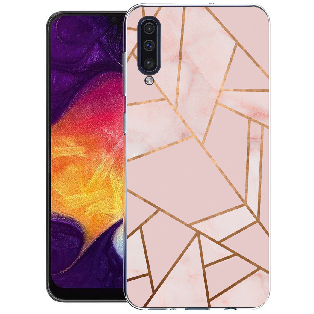 Telefoon met roze marmeren designhoesje. Gouden lijnen in het ontwerp. Roze achtergrond.