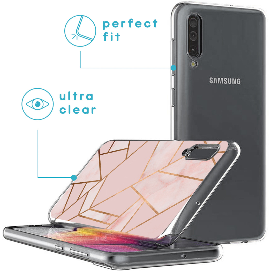 Telefoonhoesje met roze marmer ontwerp en gouden lijnen, met diagrammen die perfecte pasvorm en ultra helder laten zien.