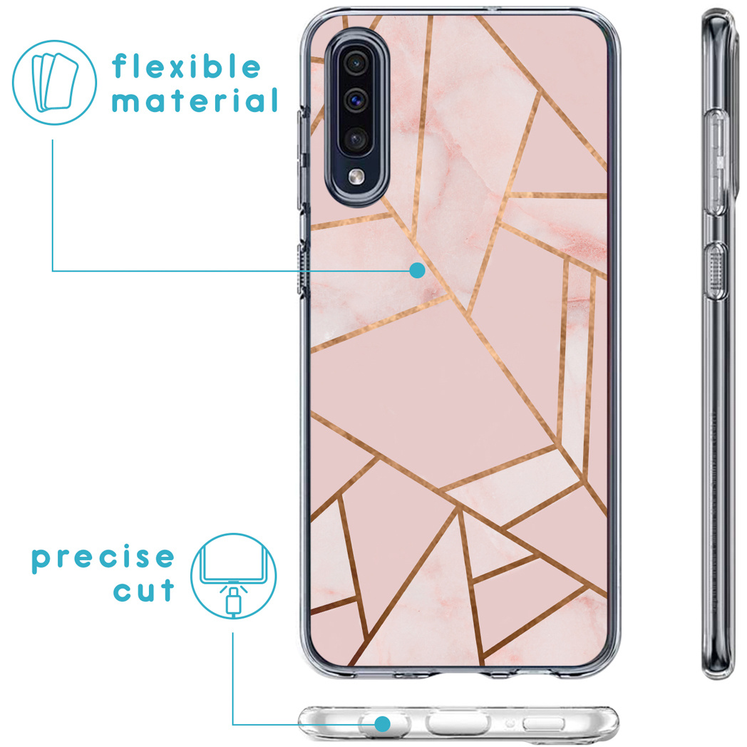 Telefoonhoesje met een roze en goud geometrisch ontwerp, met labels: flexibel materiaal en precieze snit.