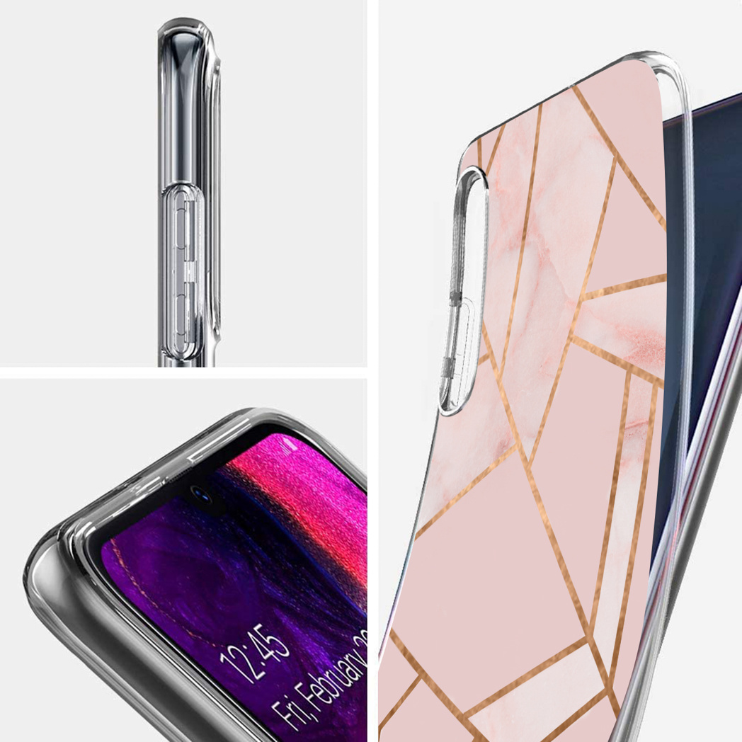 Telefoonhoesje met roze marmerdesign, gouden accenten en indicatoren voor perfecte pasvorm.