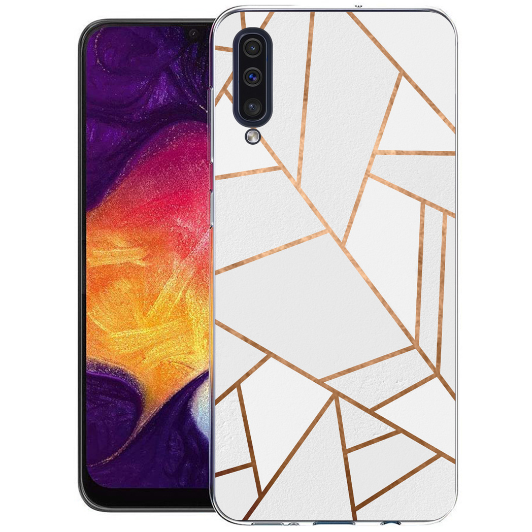Witte telefoonhoes met geometrische gouden lijnen, op een telefoon, met een witte achtergrond.