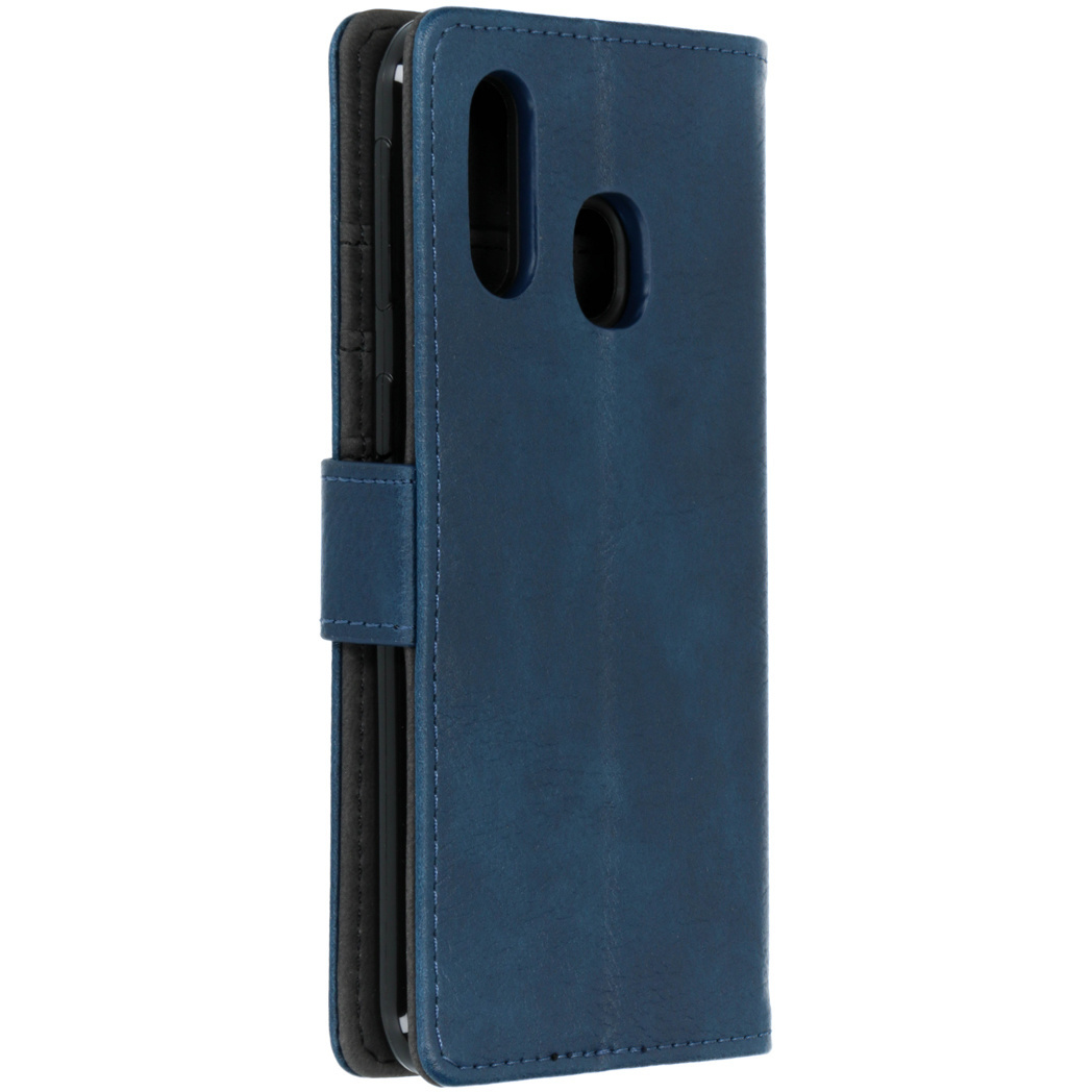 Étui de téléphone en cuir bleu, fermé. Visible à l'intérieur un téléphone noir.