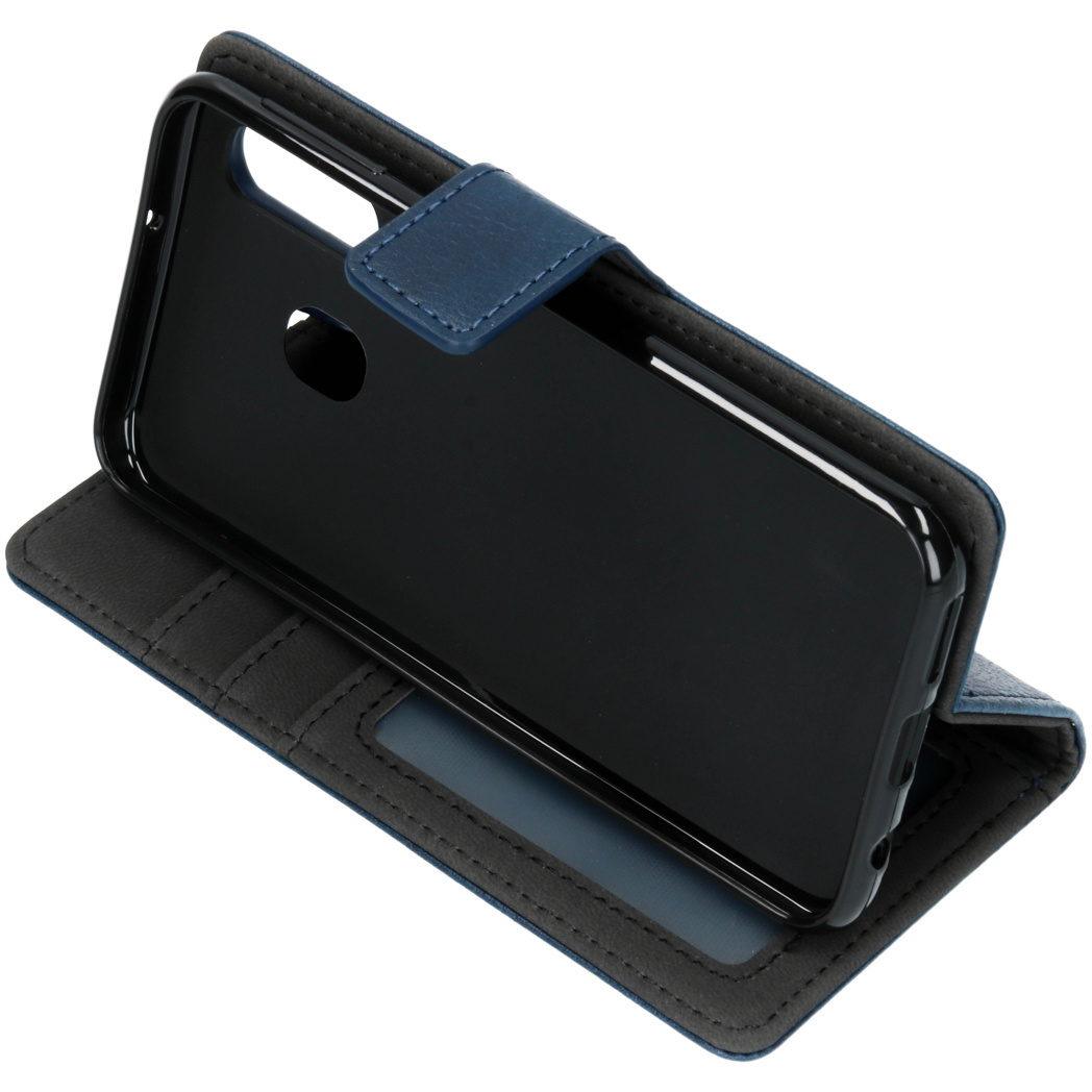Un étui de téléphone bleu, ouvert, affichant un téléphone. L'étui a une fente pour carte.