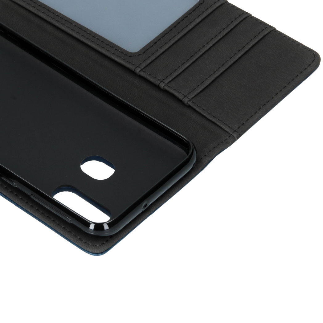 Étui de téléphone ouvert avec un téléphone à l'intérieur, l'étui est noir et le téléphone est noir.
