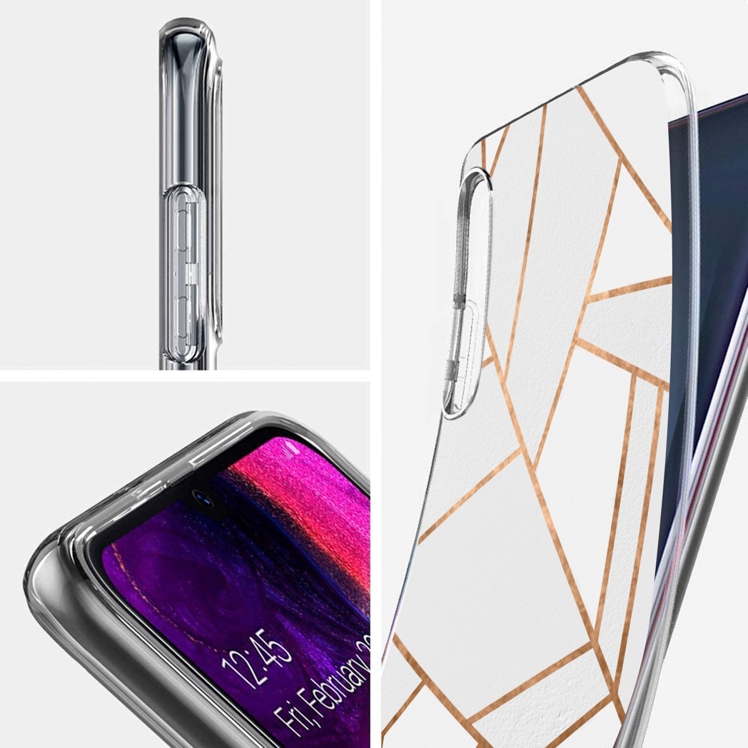 Close-up van een telefoonhoesje met een geometrisch patroon en een telefoon.