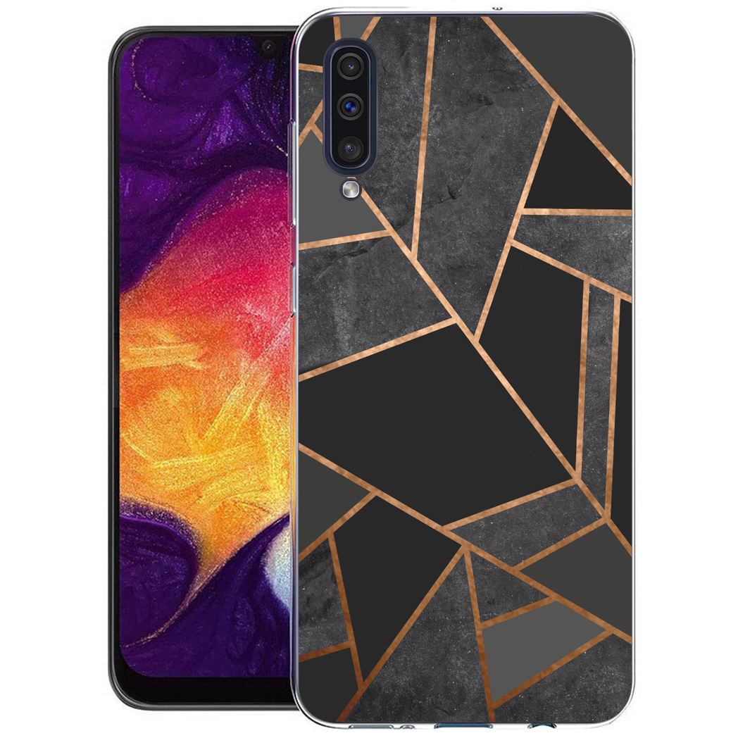 Coque de téléphone noire et grise avec des lignes dorées sur un téléphone, sur fond blanc.