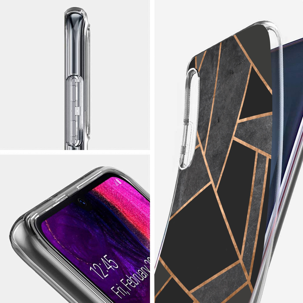 Gros plan sur une coque de téléphone avec un design géométrique. Le téléphone affiche la date.