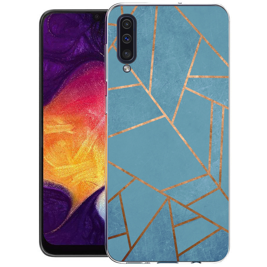 Coque de téléphone sur un téléphone. Il a un design géométrique bleu et or. Le téléphone est visible.