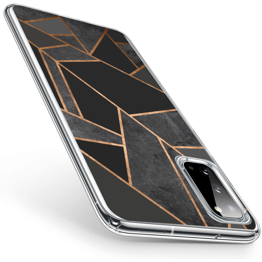 Een telefoonhoesje met een zwart-goud geometrisch ontwerp. De telefoon ligt op een wit oppervlak.